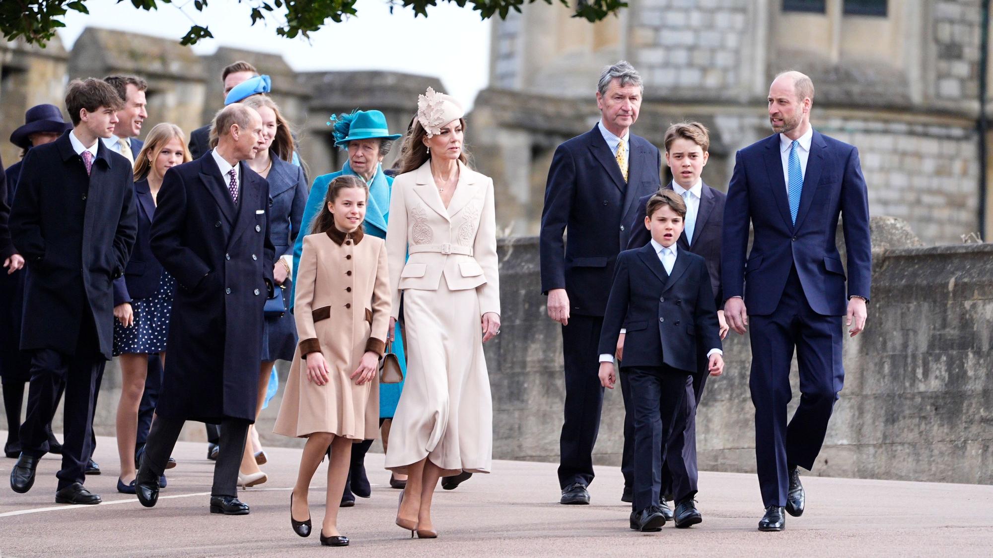 Prinzessin Kate (M) und Prinz William (r) kommen mit ihren Kindern Prinz George, Prinzessin Charlotte und Prinz Louis (vorne r) gemeinsam (M,l) mit weiteren Mitgliedern der königlichen Familie zum Ostergottesdienst in der St. George’s Chapel.