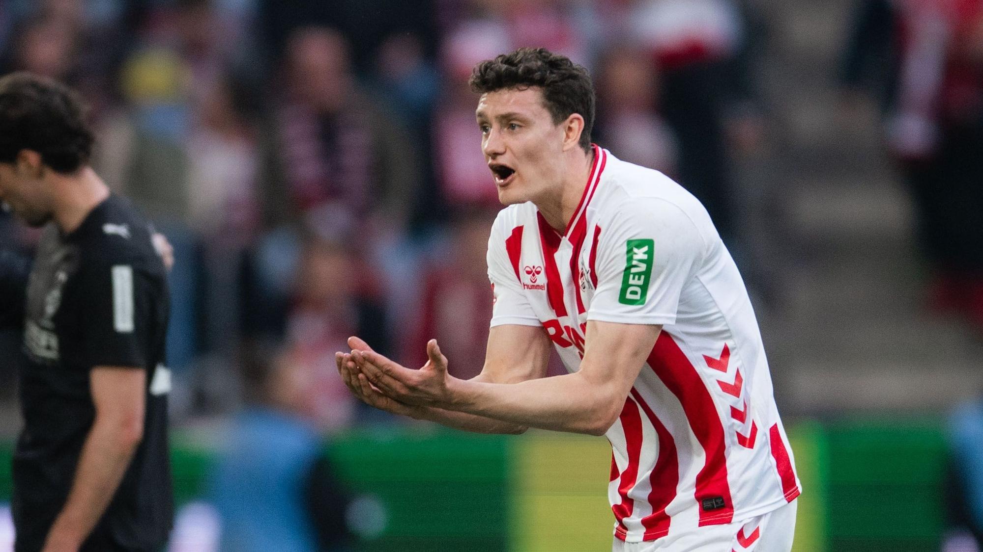21.03.2026, Nordrhein-Westfalen, Köln: Fußball, Männer: Bundesliga, 1. FC Köln - Borussia Mönchengladbach, 27. Spieltag, RheinEnergieStadion. Eric Martel (1. FC Köln) reagiert nach seiner Gelb-Roten Karte. Foto: Marius Becker/dpa - WICHTIGER HINWEIS: Gemäß den Vorgaben der DFL Deutsche Fußball Liga bzw. des DFB Deutscher Fußball-Bund ist es untersagt, in dem Stadion und/oder vom Spiel angefertigte Fotoaufnahmen in Form von Sequenzbildern und/oder videoähnlichen Fotostrecken zu verwerten bzw. verwerten zu lassen. +++ dpa-Bildfunk +++