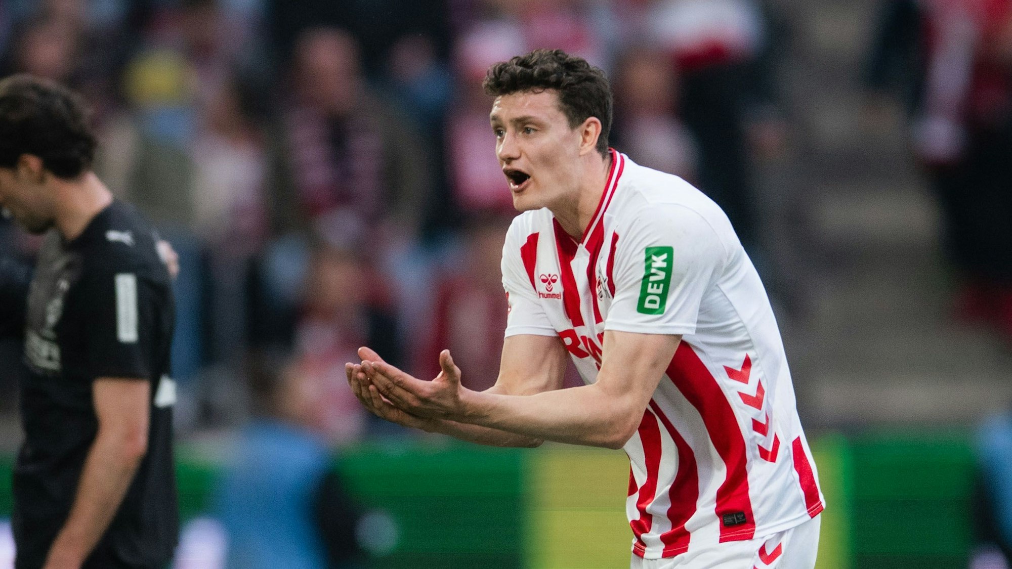 21.03.2026, Nordrhein-Westfalen, Köln: Fußball, Männer: Bundesliga, 1. FC Köln - Borussia Mönchengladbach, 27. Spieltag, RheinEnergieStadion. Eric Martel (1. FC Köln) reagiert nach seiner Gelb-Roten Karte. Foto: Marius Becker/dpa - WICHTIGER HINWEIS: Gemäß den Vorgaben der DFL Deutsche Fußball Liga bzw. des DFB Deutscher Fußball-Bund ist es untersagt, in dem Stadion und/oder vom Spiel angefertigte Fotoaufnahmen in Form von Sequenzbildern und/oder videoähnlichen Fotostrecken zu verwerten bzw. verwerten zu lassen. +++ dpa-Bildfunk +++