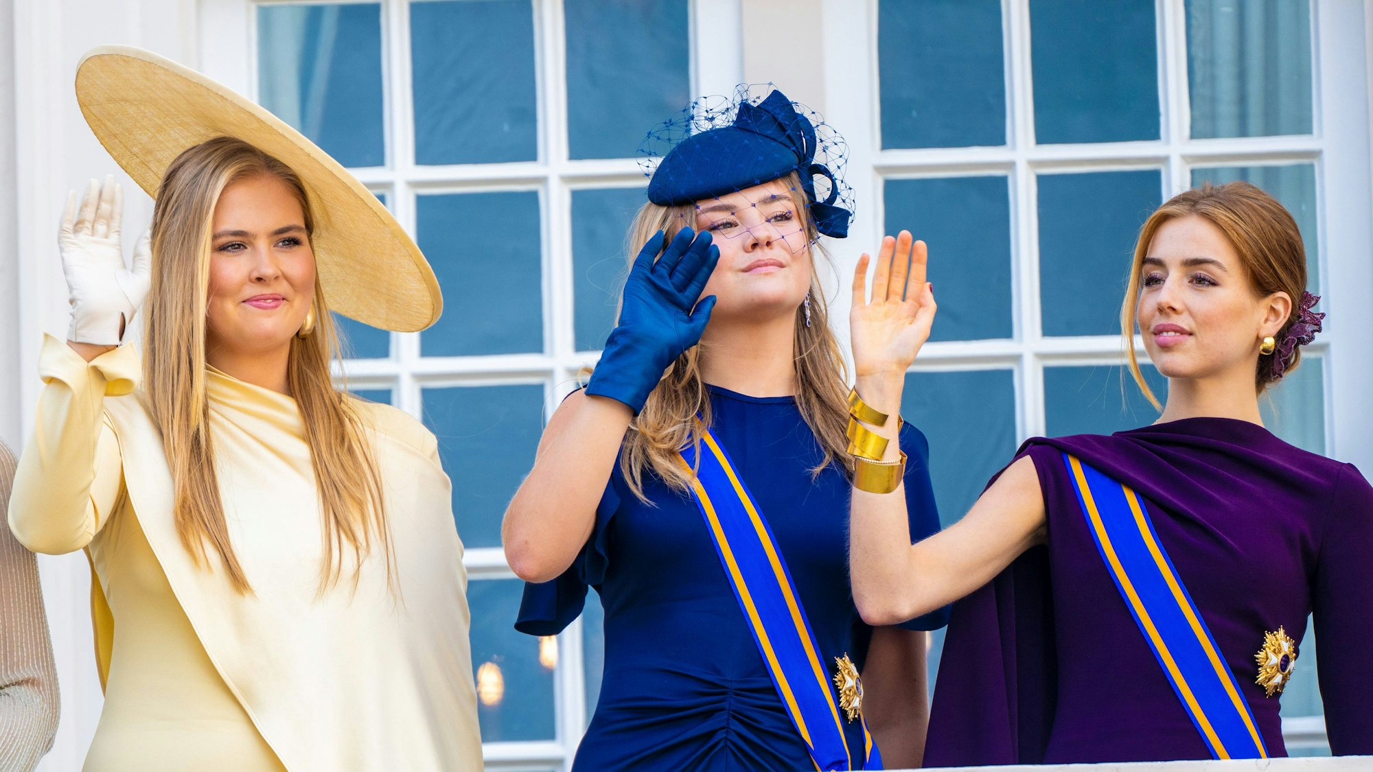 Beim Prinsjesdag am 16. September 2025 winkten Prinzessin Amalia, Prinzessin Alexia und Prinzessin Ariane vom Balkon des Noordeinde-Palasts in Den Haag den Zuschauern zu.