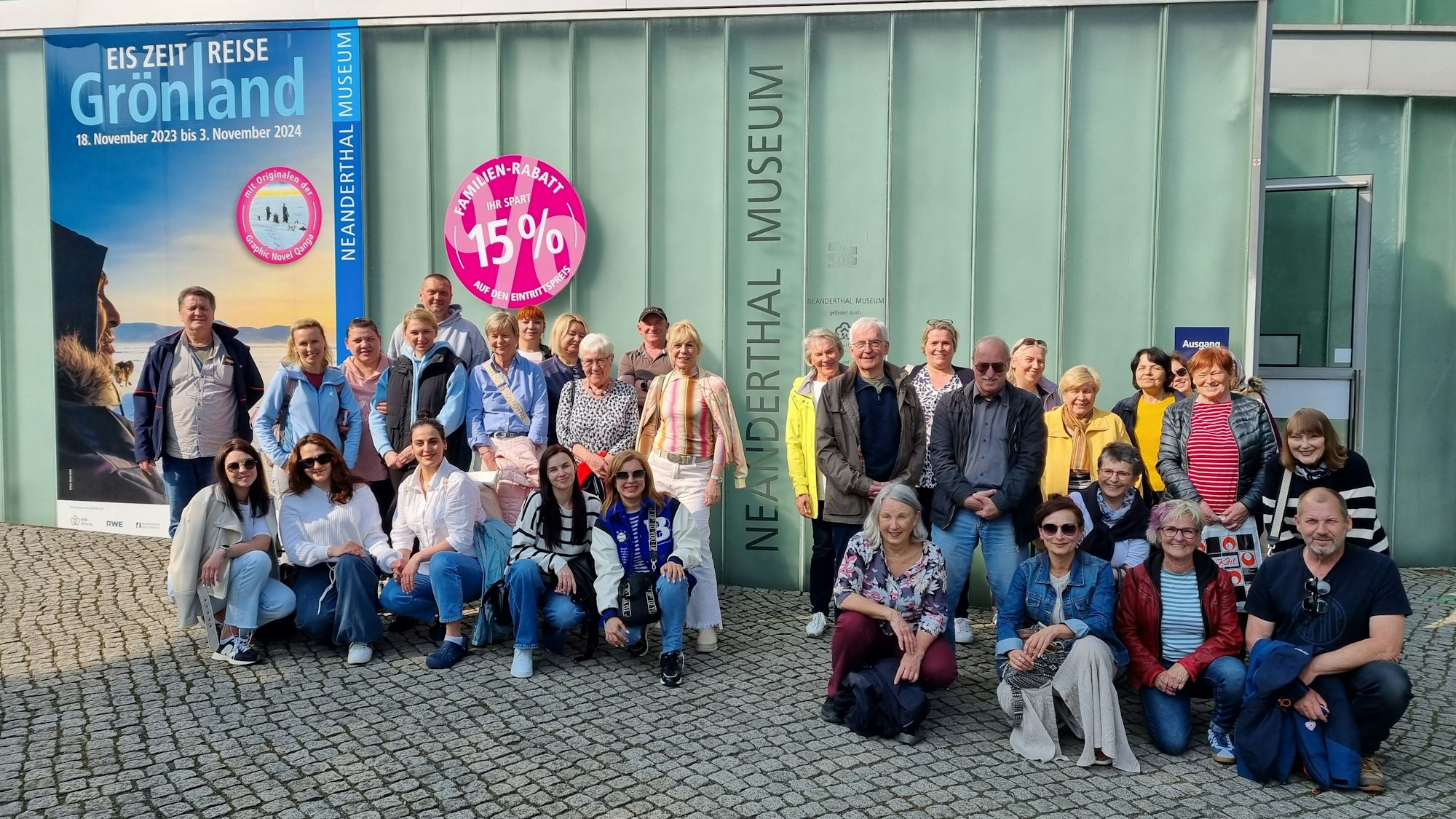 Eine Gruppe vor dem Eingang des Neanderthal-Museums.