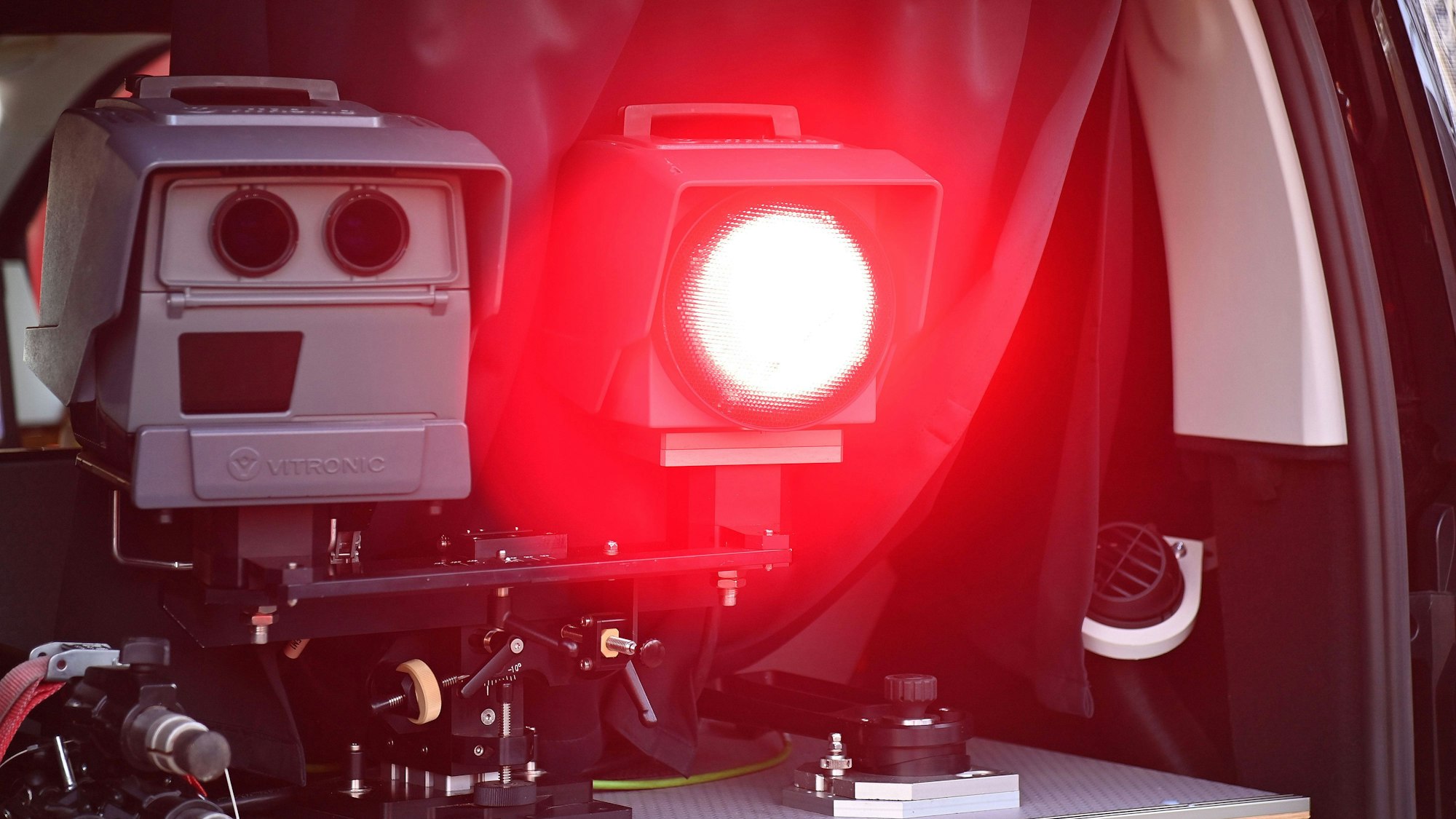 Das Bild zeigt ein mobiles Blitzgerät in einem Auto.