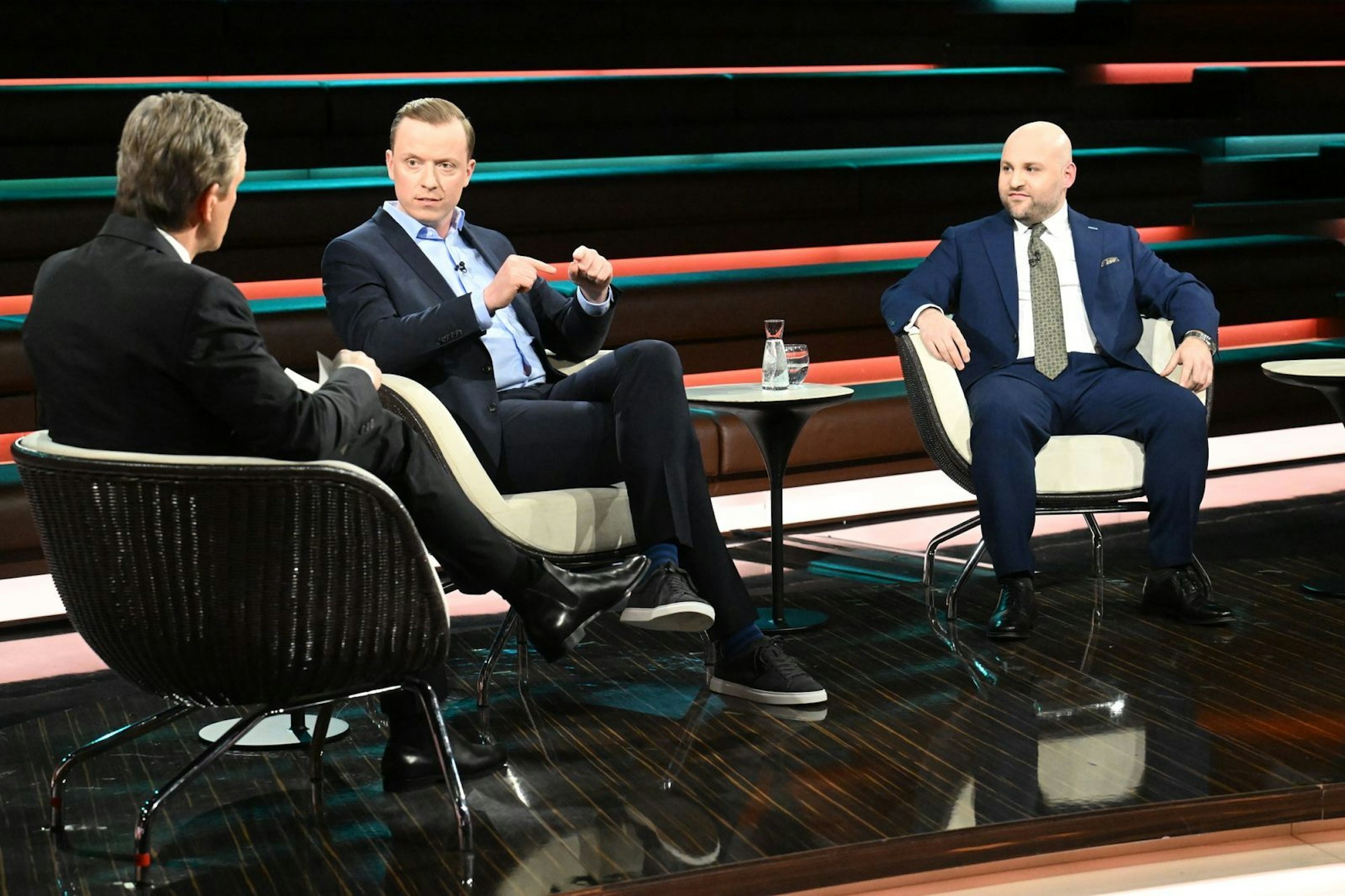 Als es um den Krieg im Iran ging, waren SPD-Politiker Adis Ahmetovic (Mitte) und Markus Frohnmeier (rechts) anderer Meinung. (Bild: ZDF / Cornelia Lehmann)