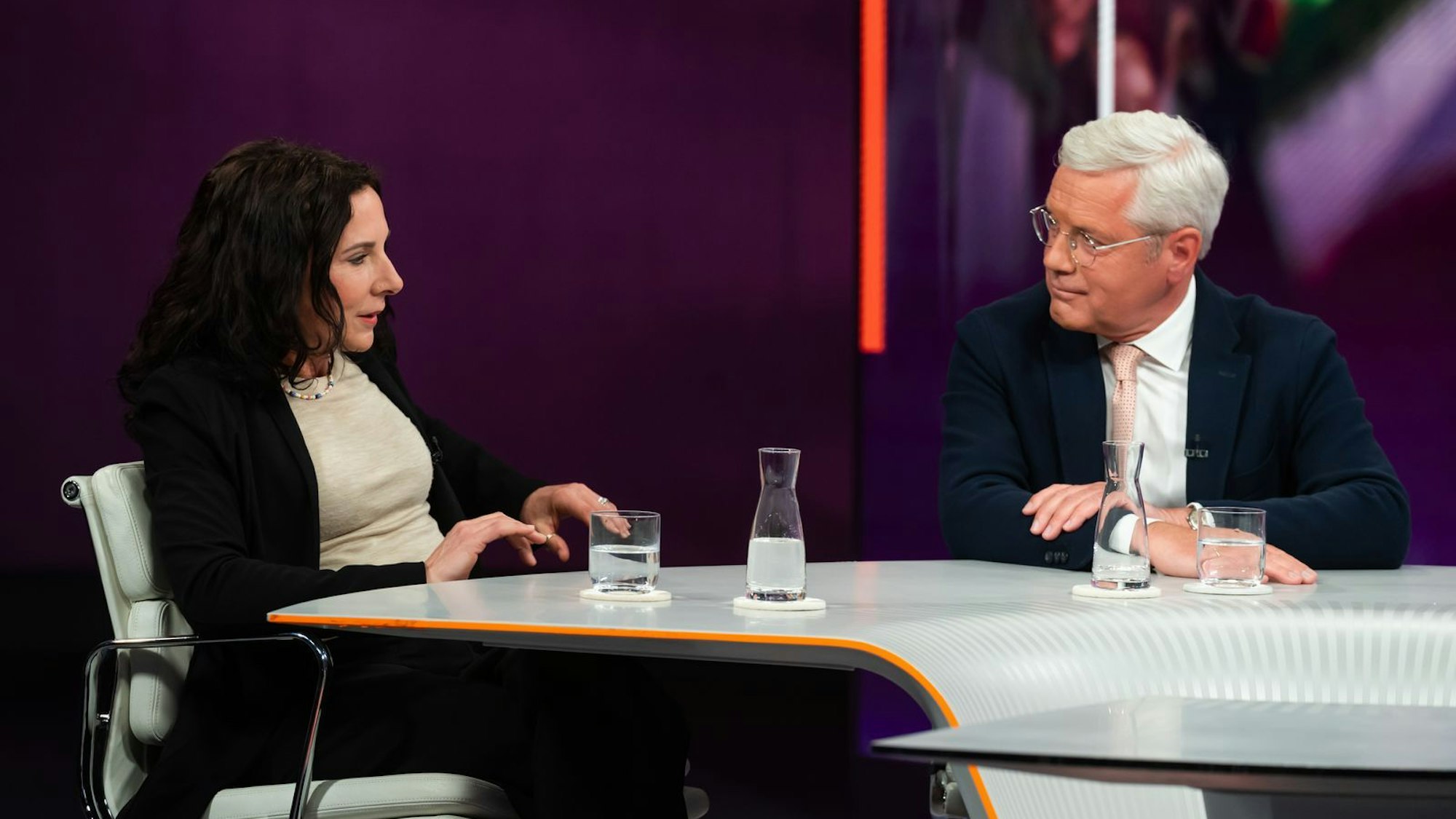 Norbert Röttgen und Schriftstellerin Juli Zeh waren sich bei der Völkerrechtswidrigkeit des Iran-Kriegs uneins. (Bild: ZDF/Jule Roehr)