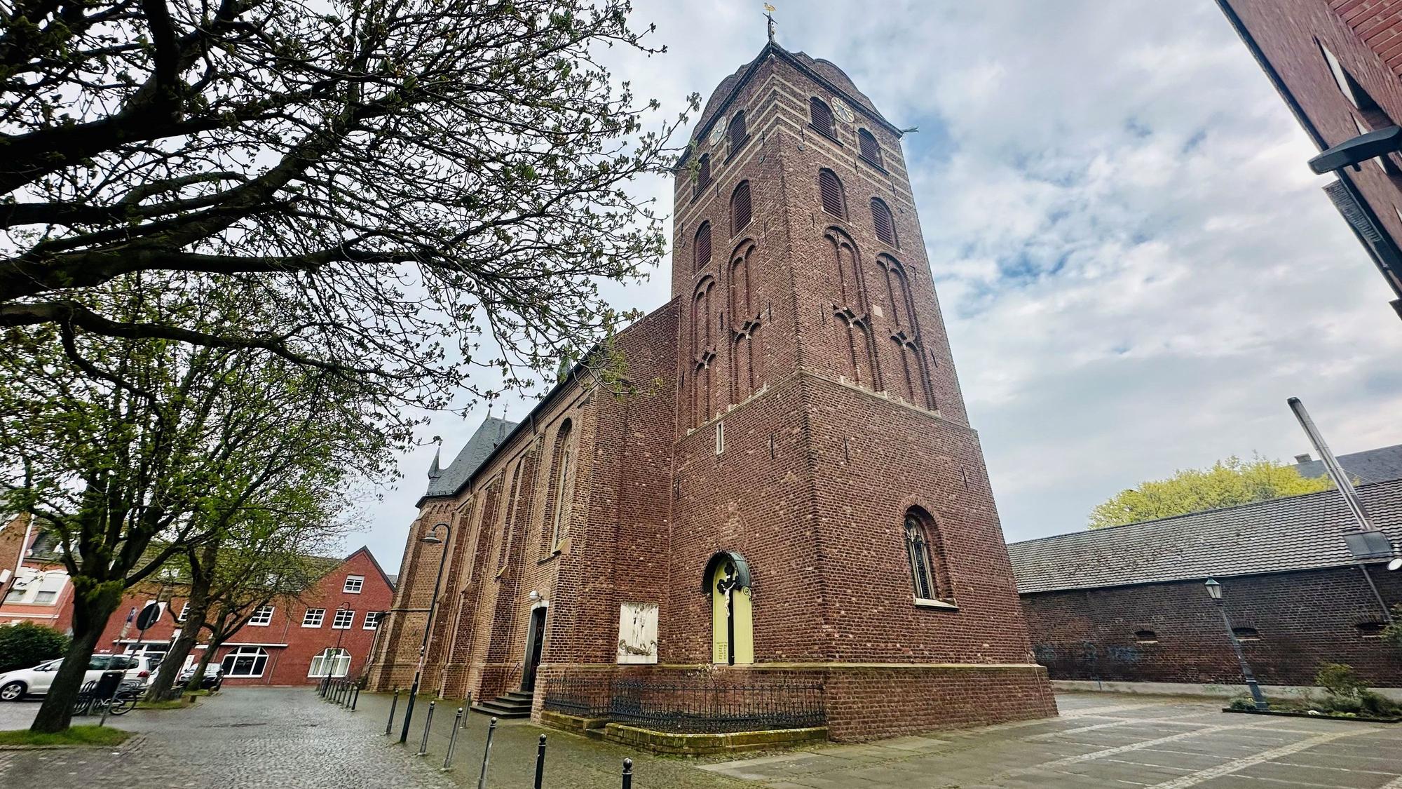 Das Bild zeigt eine Kirche.