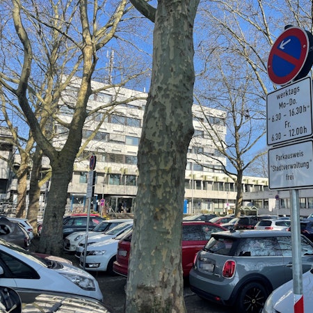 Diese Regel gilt ab sofort nicht mehr: Die inneren Parkreihen vor dem Leichlinger Rathaus sind montags bis freitags nur noch bis 12 Uhr für Mitarbeitern reserviert.
