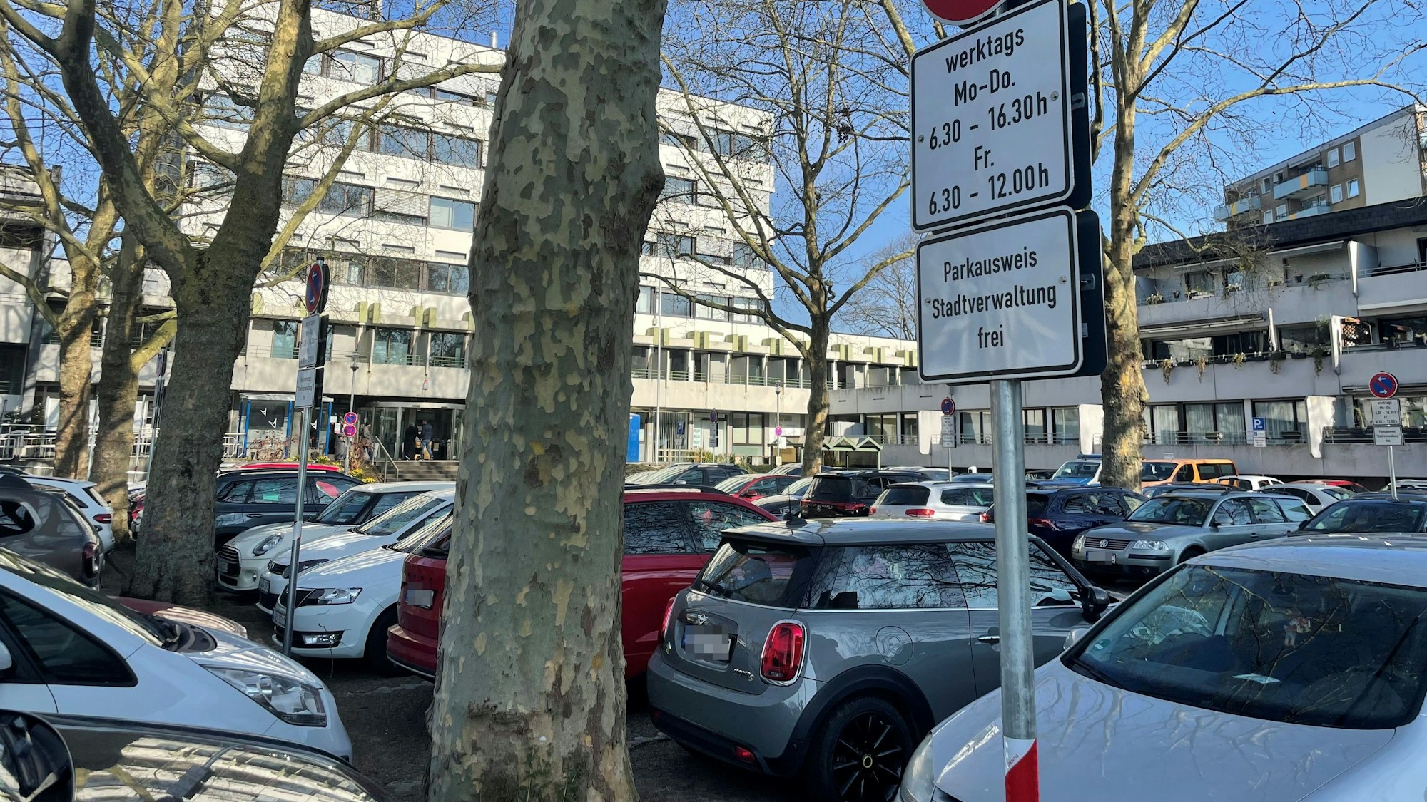 Diese Regel gilt ab sofort nicht mehr: Die inneren Parkreihen vor dem Leichlinger Rathaus sind montags bis freitags nur noch bis 12 Uhr für Mitarbeitern reserviert.