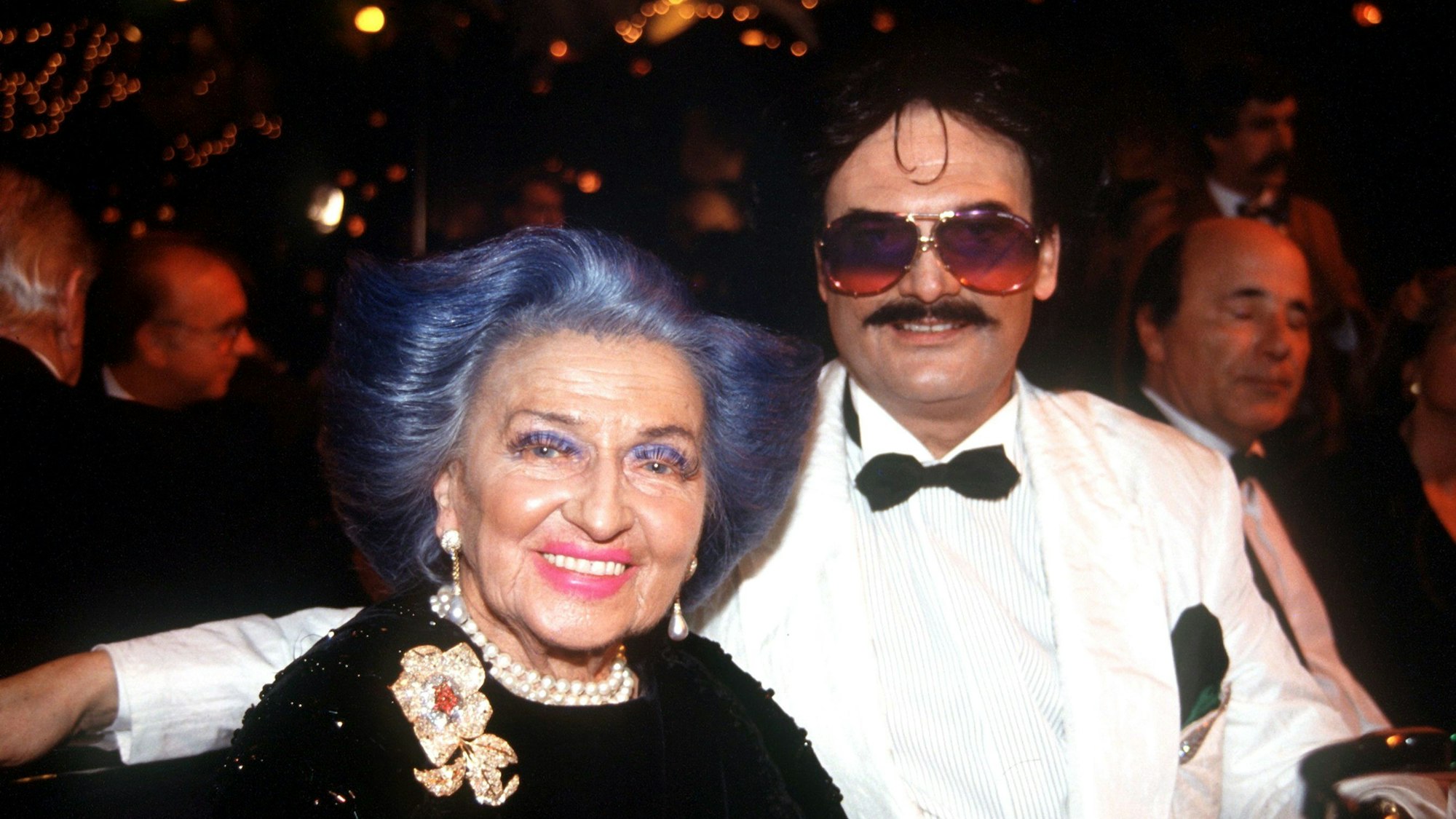 Der Münchner Modemacher Rudolph Moshammer zeigte sich gemeinsam mit seiner Mutter Else bei einem Filmball in München.