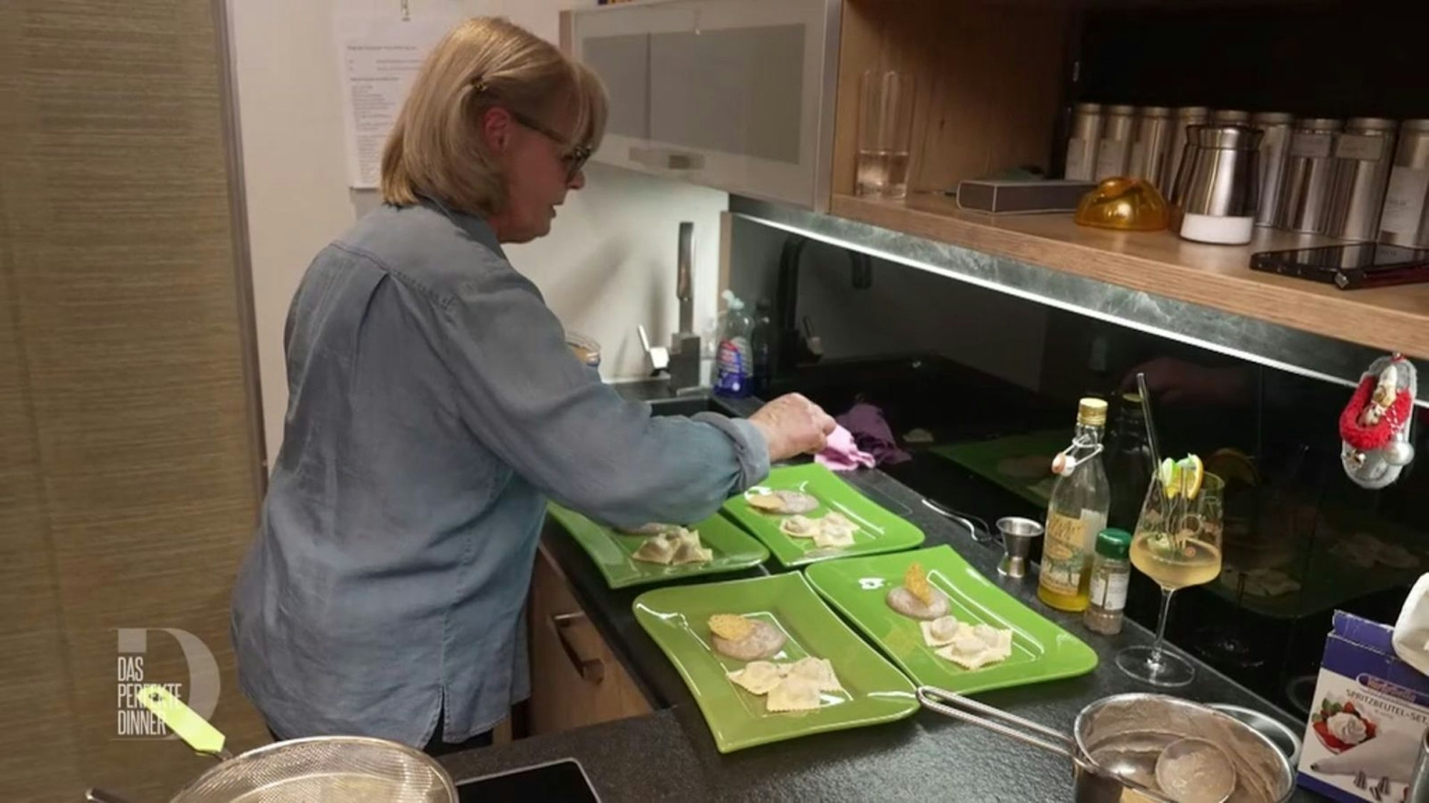 Die Vorspeise: Pilzravioli an Champignonmousse.
(Bild: RTL)