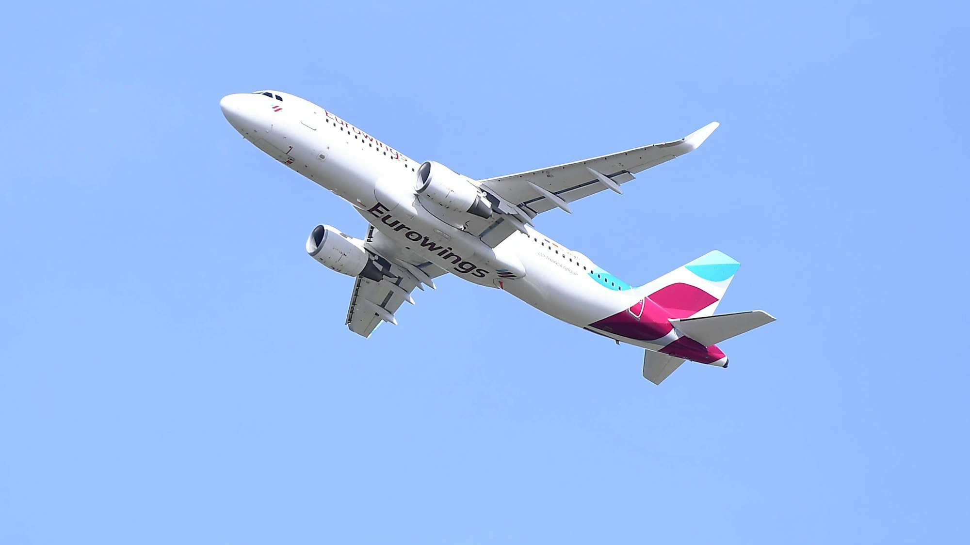 Ein Flugzeug der Eurowings ist am Freitag kurz nach dem Start zum Hamburger Flughafen zurückgekehrt.