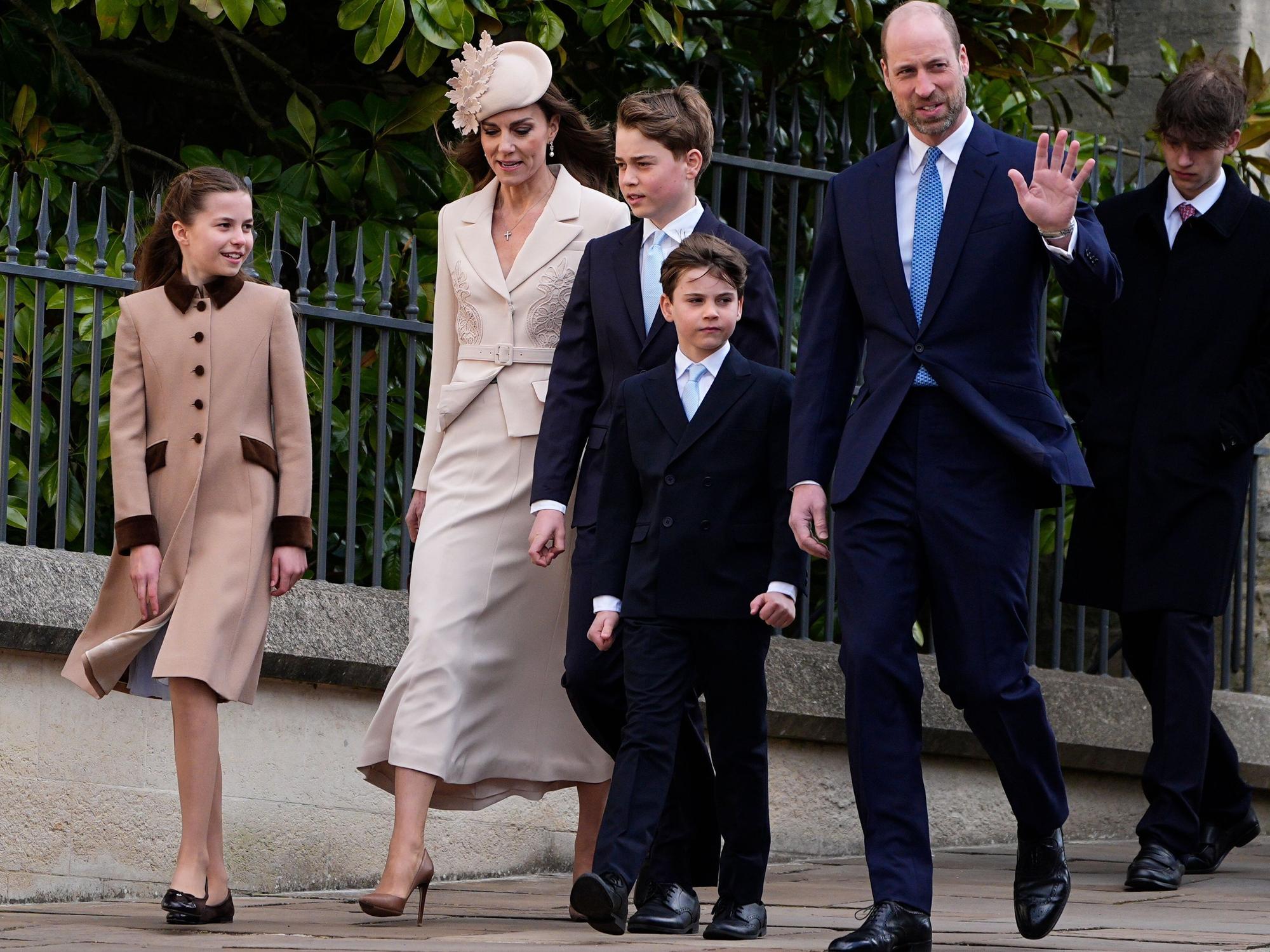 Prinzessin Kate (2.v.l.) und Prinz William (r) kommen mit ihren Kindern Prinz George (M,l), Prinzessin Charlotte (l) und Prinz Louis gemeinsam mit weiteren Mitgliedern der königlichen Familie zum Ostergottesdienst in der St. George’s Chapel auf Schloss Windsor.