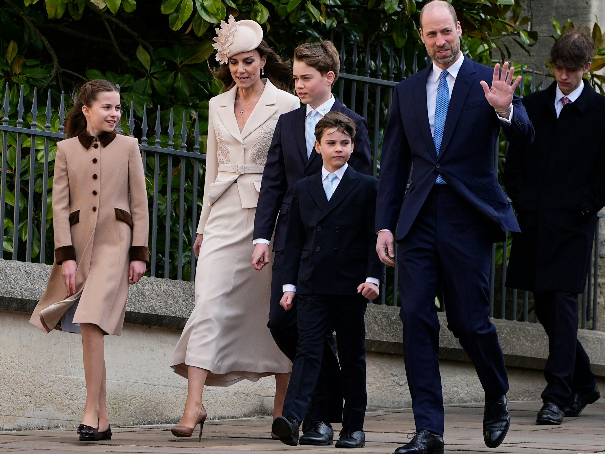 Prinzessin Kate (2.v.l.) und Prinz William (r) kommen mit ihren Kindern Prinz George (M,l), Prinzessin Charlotte (l) und Prinz Louis gemeinsam mit weiteren Mitgliedern der königlichen Familie zum Ostergottesdienst in der St. George’s Chapel auf Schloss Windsor.