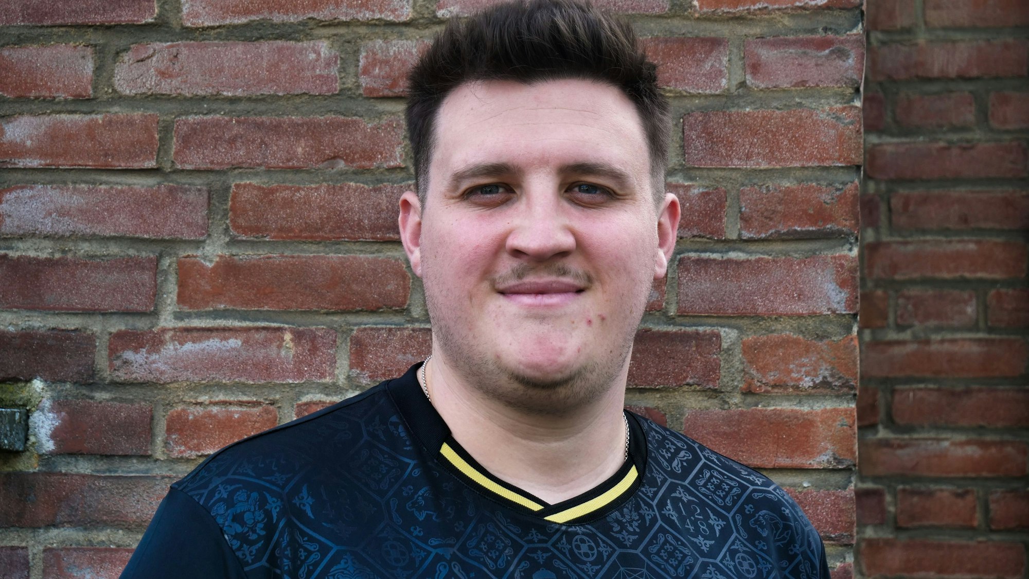 Das Foto zeigt Felix Jülicher im Portrait und im dunkelblauen FC-Trikot.