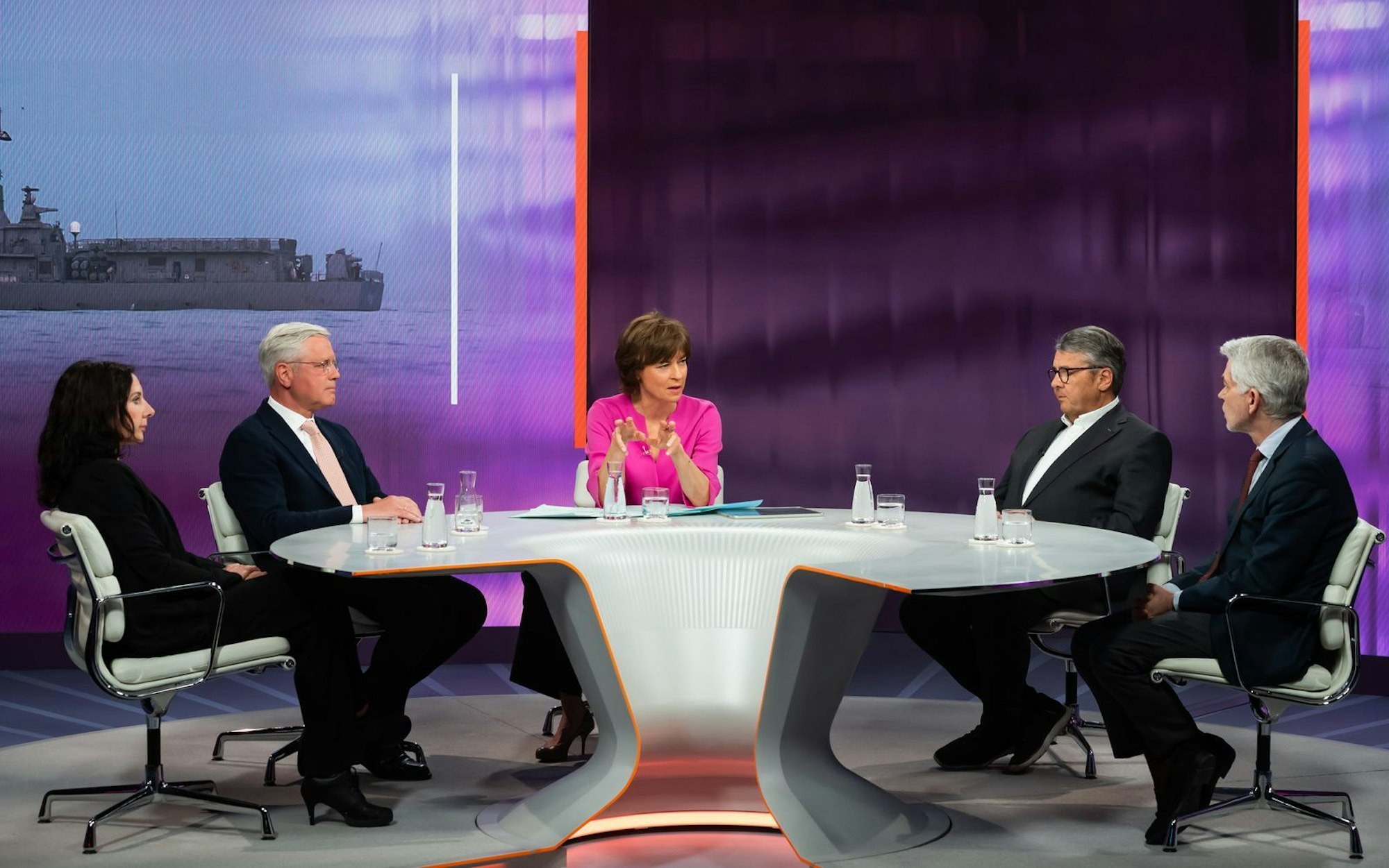 „Sieg, Niederlage oder Chaos - was hat Trump erreicht?“ - Über diese Frage diskutierte Mayrbit Illner (Mitte) mit ihren Gästen. (Bild: ZDF/Jule Roehr)