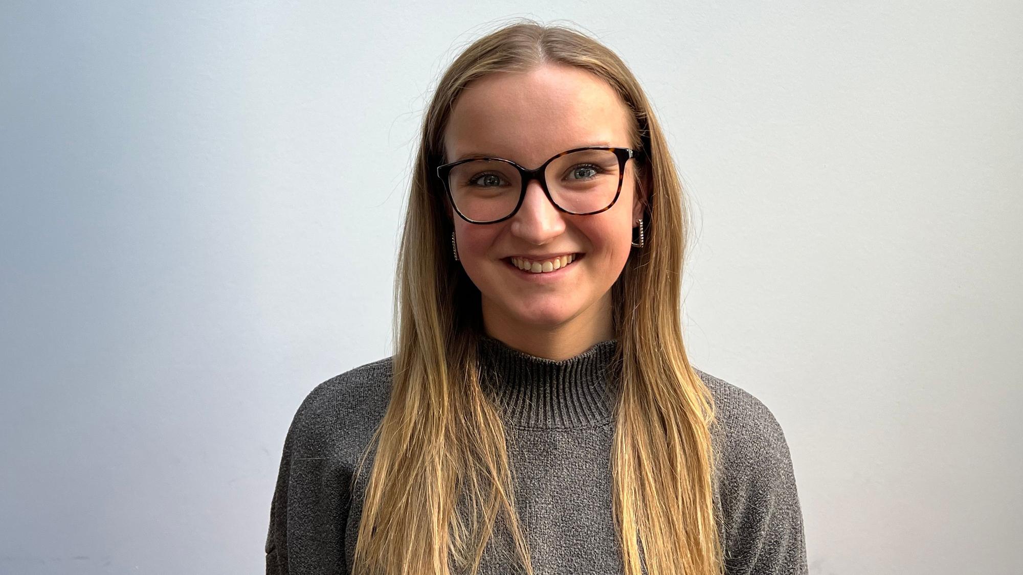 Olivia Gillner studiert in Köln, wohnt aber in Düren bei den Eltern. Sie verdient mit ihrem Werksstudentenjob 1000 netto, muss davon 400 Euro im Monat Studiengebühren bezahlen.