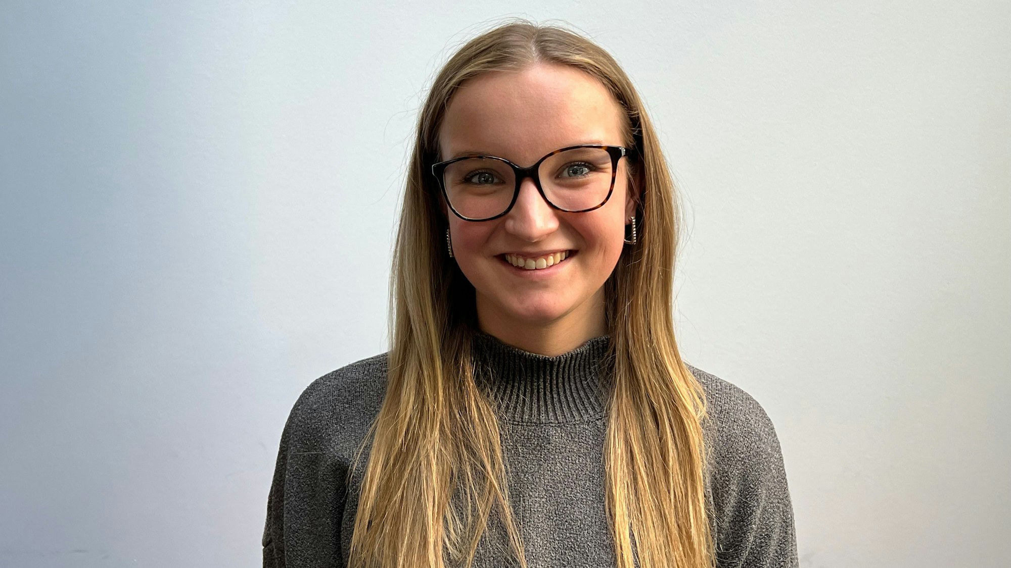 Olivia Gillner studiert in Köln, wohnt aber in Düren bei den Eltern. Sie verdient mit ihrem Werksstudentenjob 1000 netto, muss davon 400 Euro im Monat Studiengebühren bezahlen.