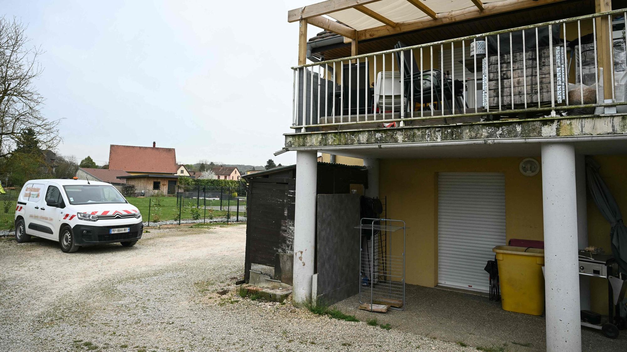 Die Polizei einem Gebäude, in dem ein Verdächtiger festgenommen wurde.