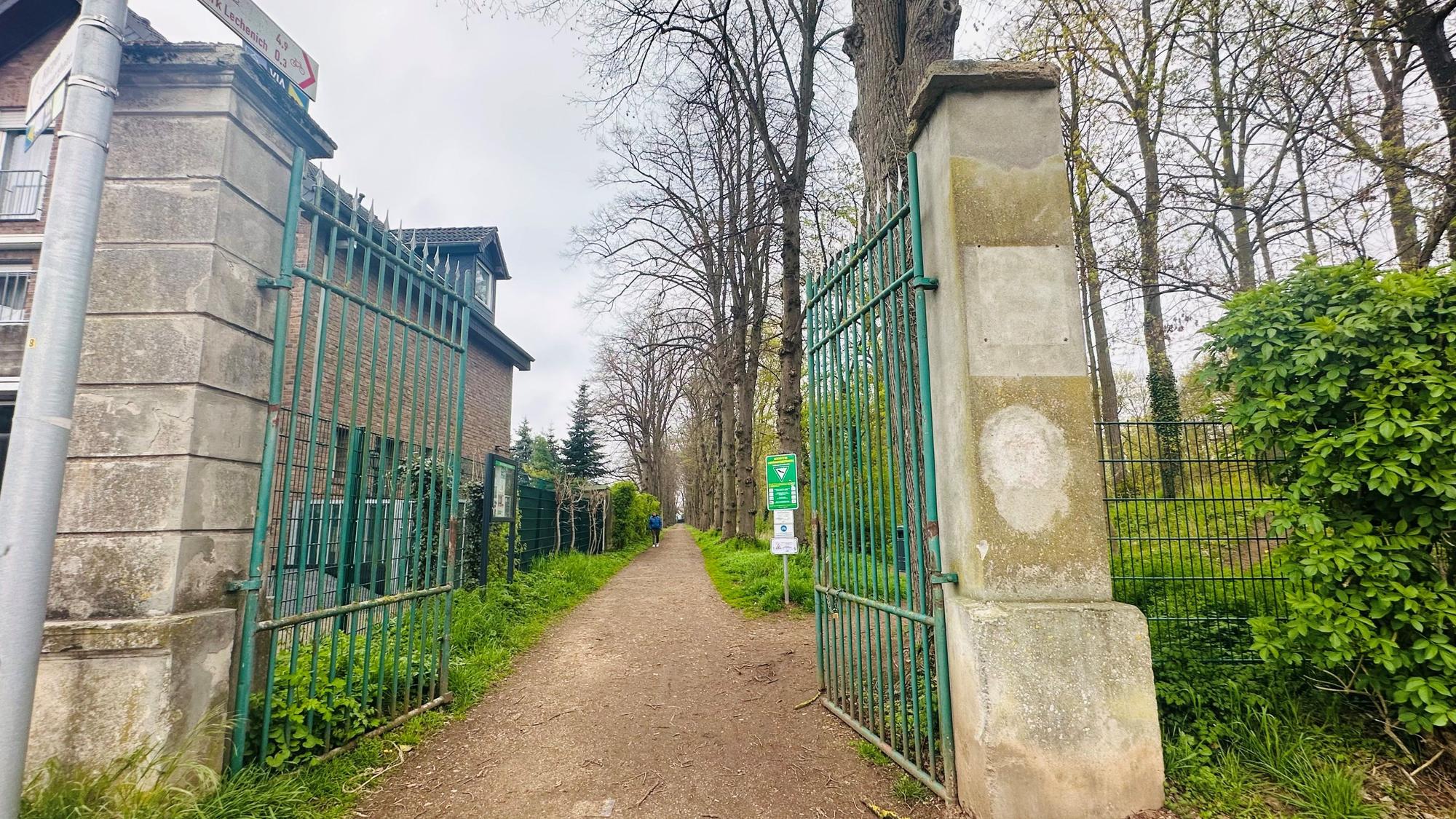 Das Bild zeigt ein Tor in einen Park.