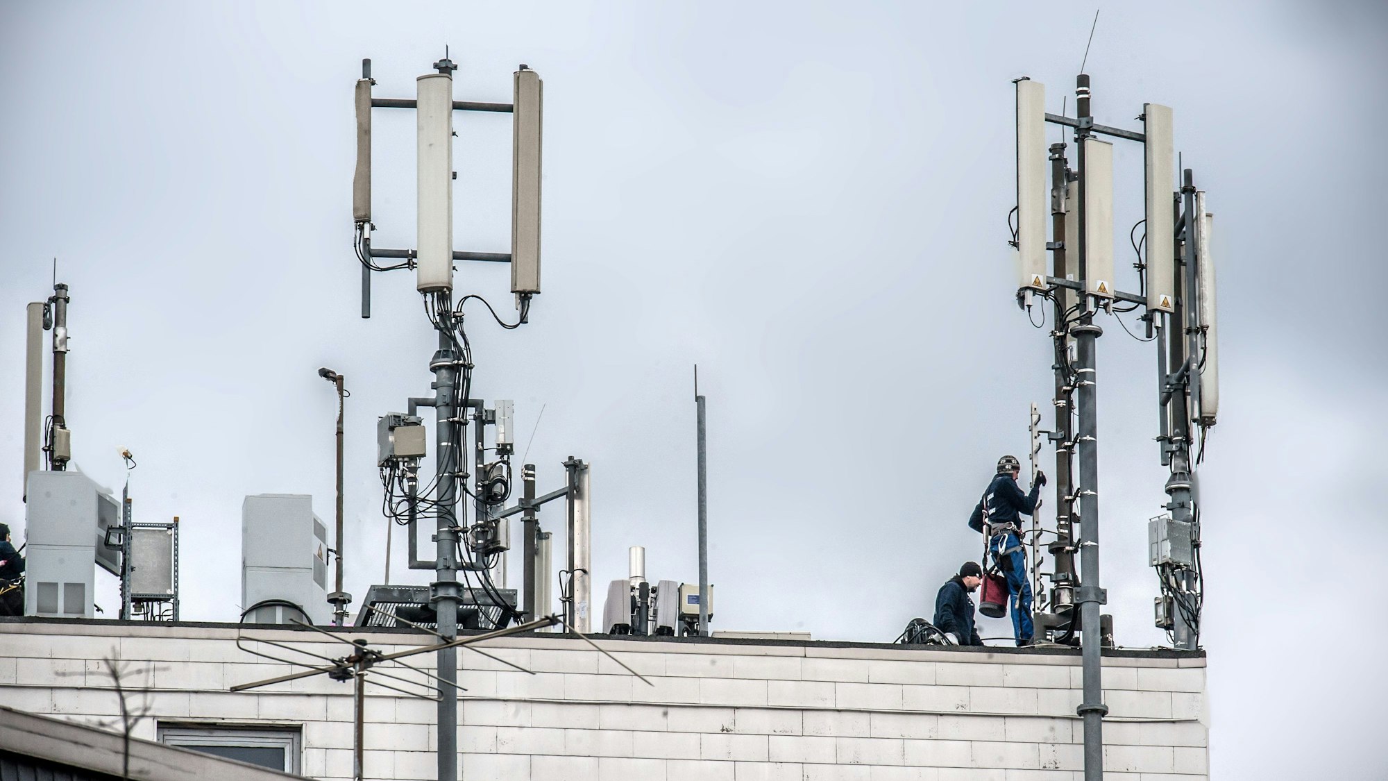 Handy-Antennen in Opladen, mit Monteuren, Haus an der Kölner Straße . Foto: Ralf Krieger