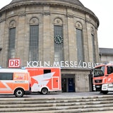 Fahrzeuge des Rettungsdienstes stehen vor dem Bahnhof Messe/Deutz.