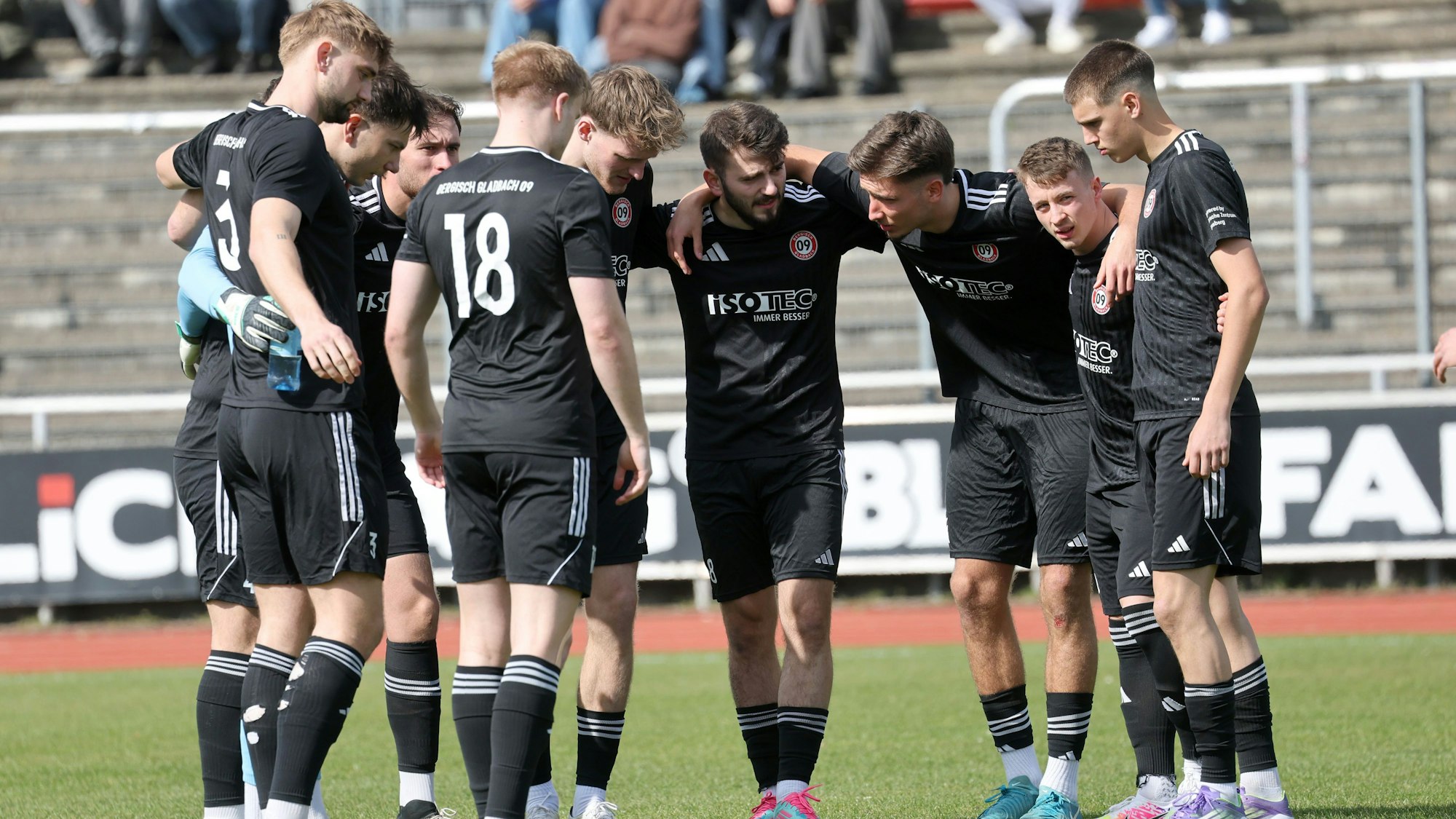 Das Team steht im Kreis zusammen.