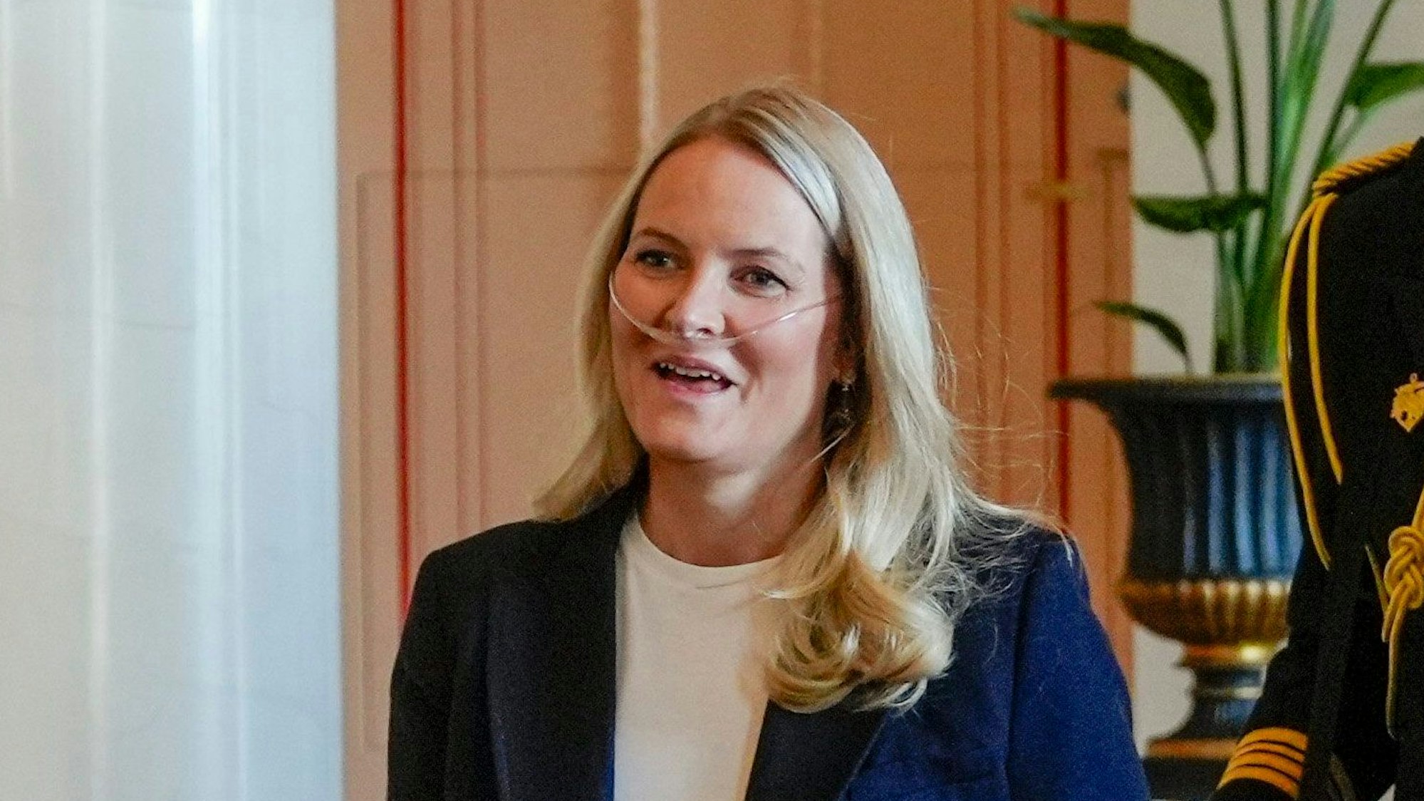 Die norwegische Kronprinzessin Mette-Marit trägt zum ersten Mal ein Sauerstoffgerät zu einem offiziellen Termin.