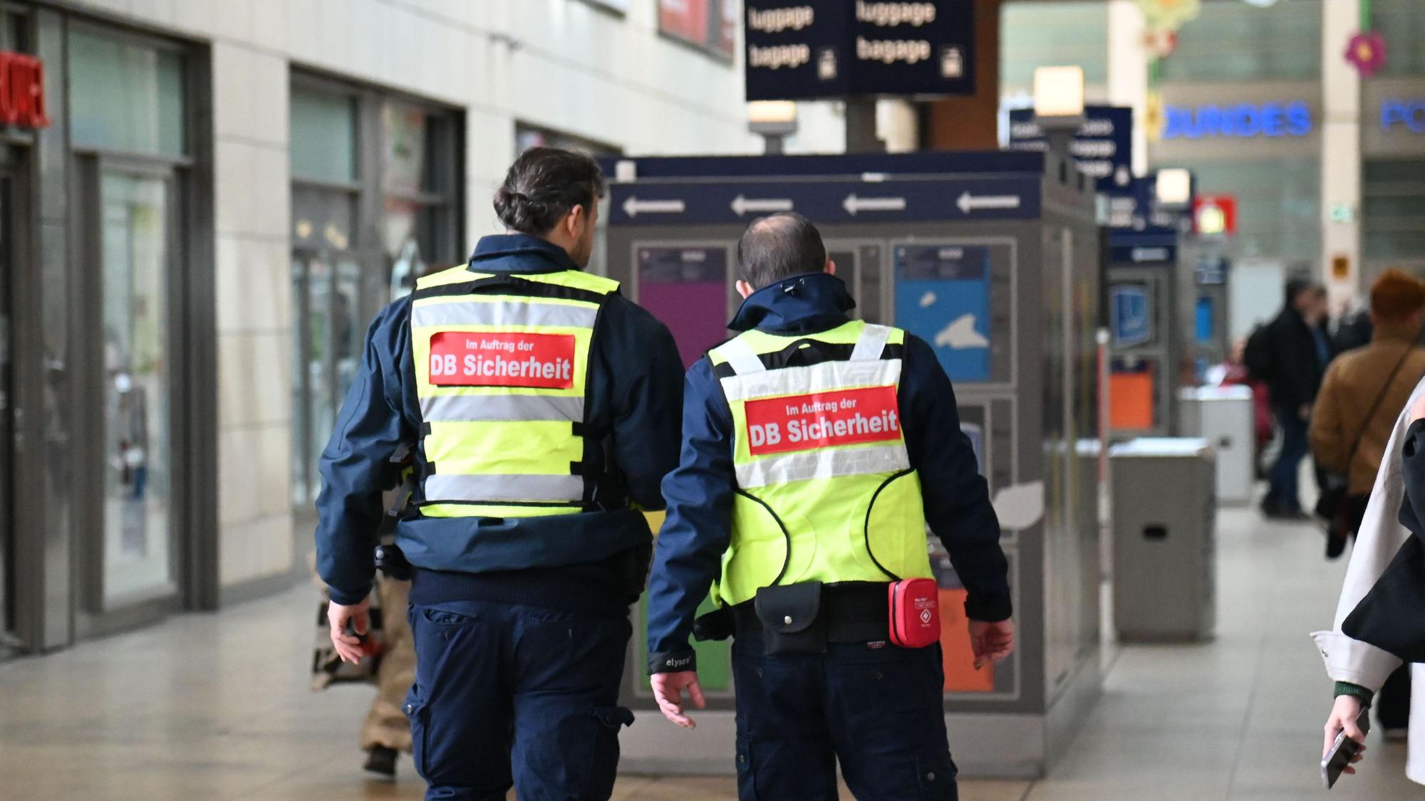 Sicherheitskräfte im Auftrag der Deutschen Bahn sollen das Alkoholverbot im Bahnhof durchsetzen.
