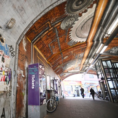 Die Deutsche Bahn hat ihren Qualitätsbericht 2025 für 200 Stationen im Rheinland vorgestellt und berichtet von einer erheblichen Verschlechterung. Einer der schlimmsten Bahnhöfe ist Köln-Ehrenfeld. Foto: Alexander Schwaiger