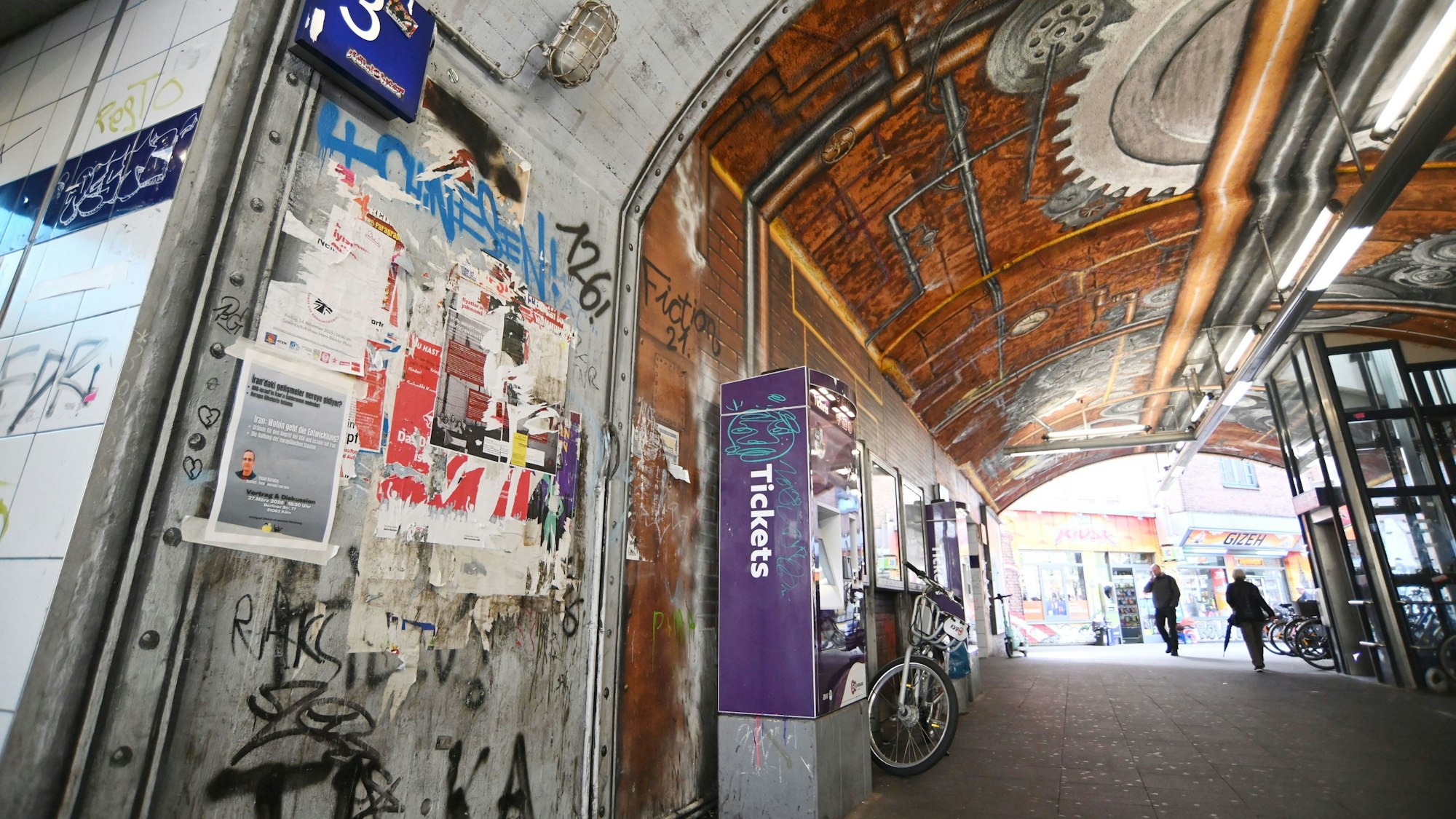 Die Deutsche Bahn hat ihren Qualitätsbericht 2025 für 200 Stationen im Rheinland vorgestellt und berichtet von einer erheblichen Verschlechterung. Einer der schlimmsten Bahnhöfe ist Köln-Ehrenfeld. Foto: Alexander Schwaiger