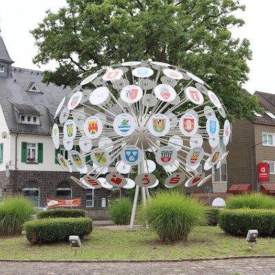 Blick auf den Kreisverkehr Pusteblume in Bergneustadt