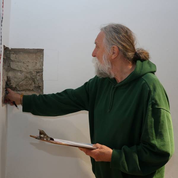 Das Foto zeigt den Burgenforscher Dr. Joachim Zeuner bei Untersuchungen in Schloss Homburg.