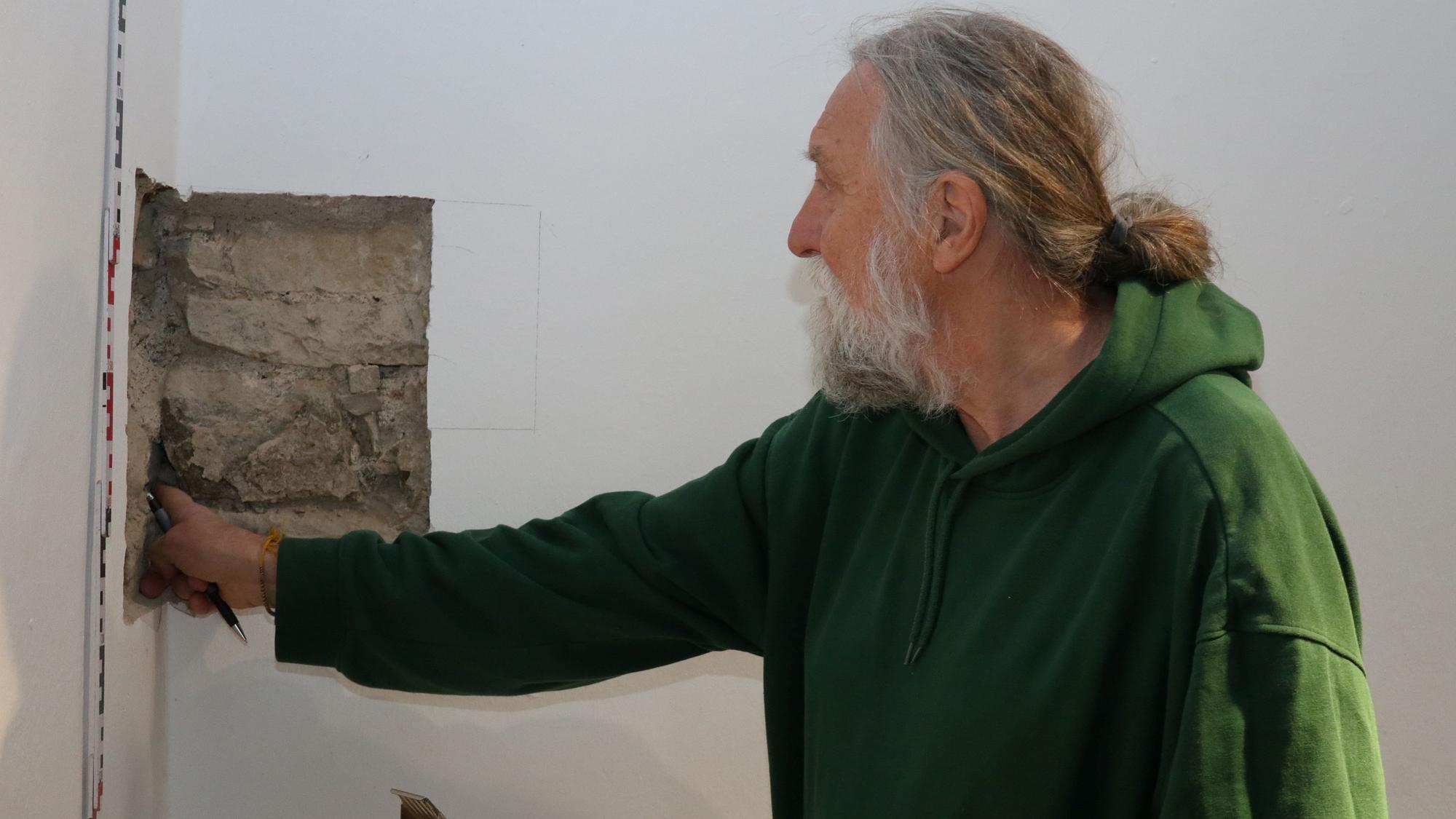 Das Foto zeigt den Burgenforscher Dr. Joachim Zeuner bei Untersuchungen in Schloss Homburg.
