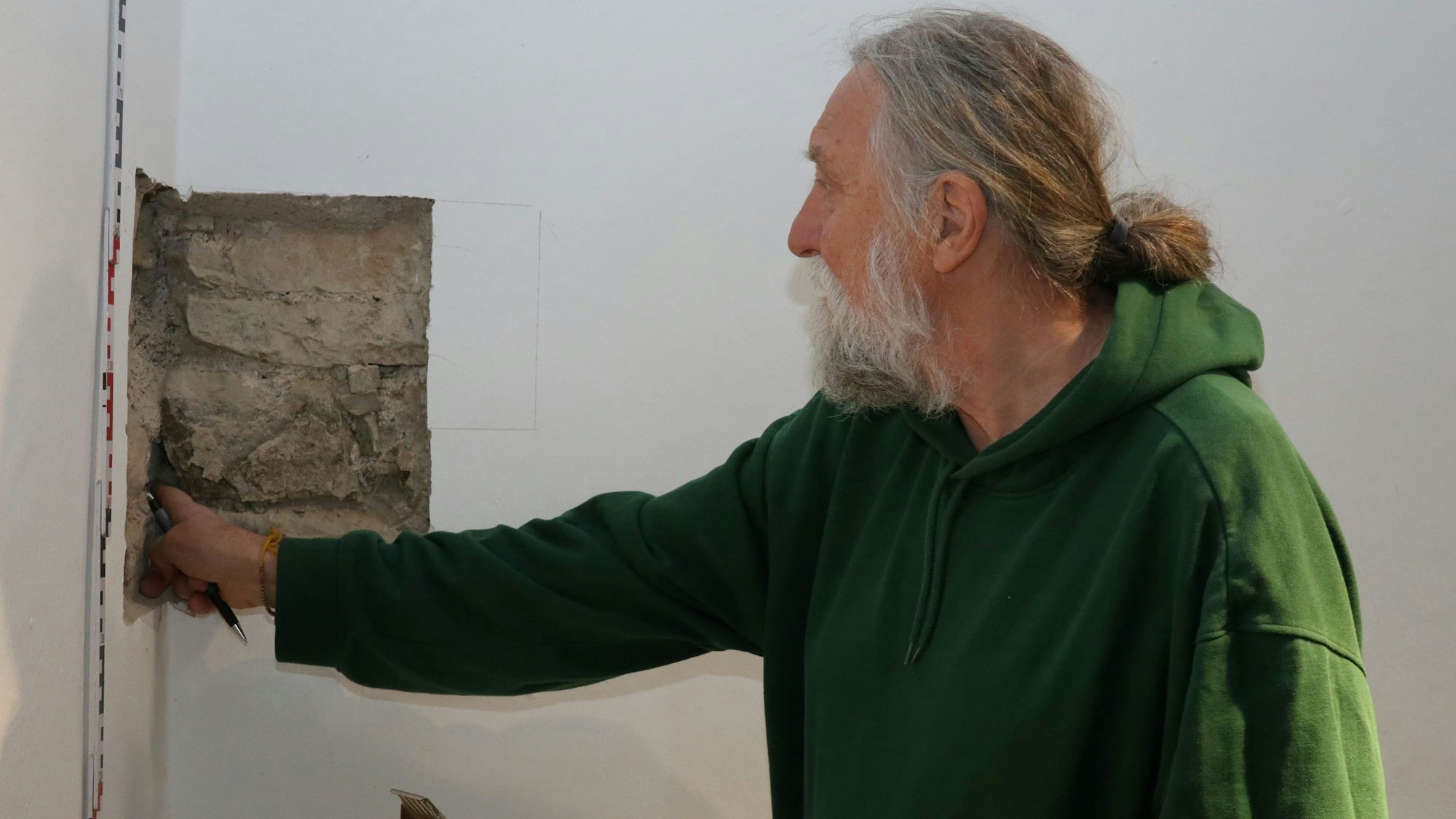 Das Foto zeigt den Burgenforscher Dr. Joachim Zeuner bei Untersuchungen in Schloss Homburg.