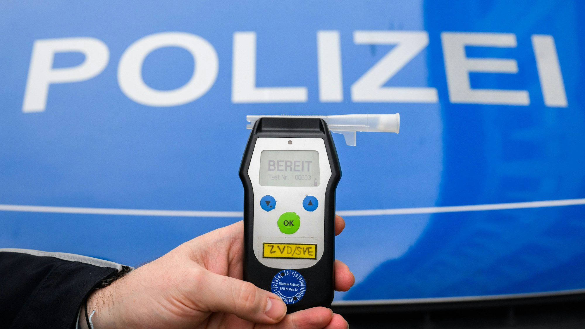 Ein Polizist zeigt einen Alkoholtest (Atemtest), mit dem Verkehrsteilnehmer auf ihre Fahrtüchtigkeit hin überprüft werden können (gestellte Szene).