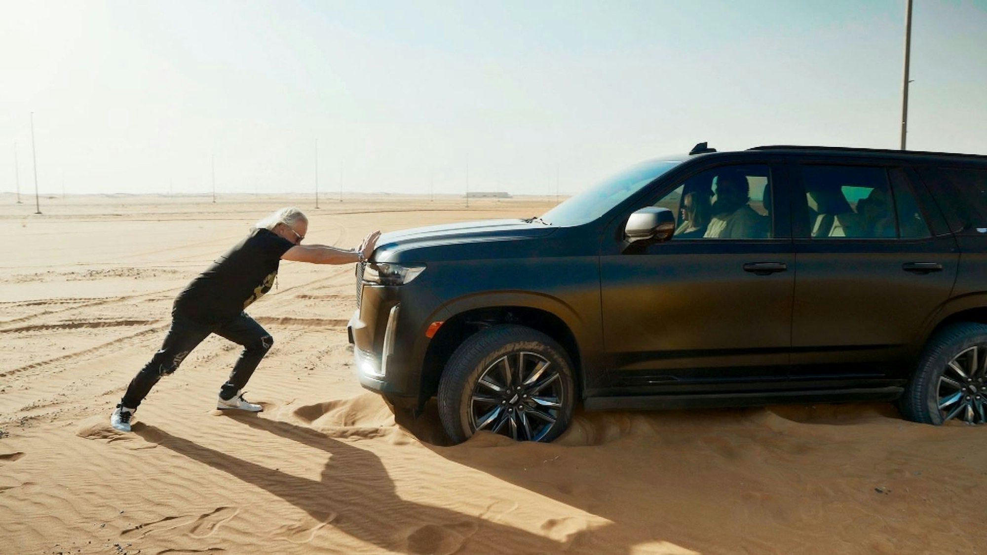 Die Geissens bleiben auf dem Weg zum Fotoshooting plötzlich im Sand stecken. (Bild: RTLZWEI)