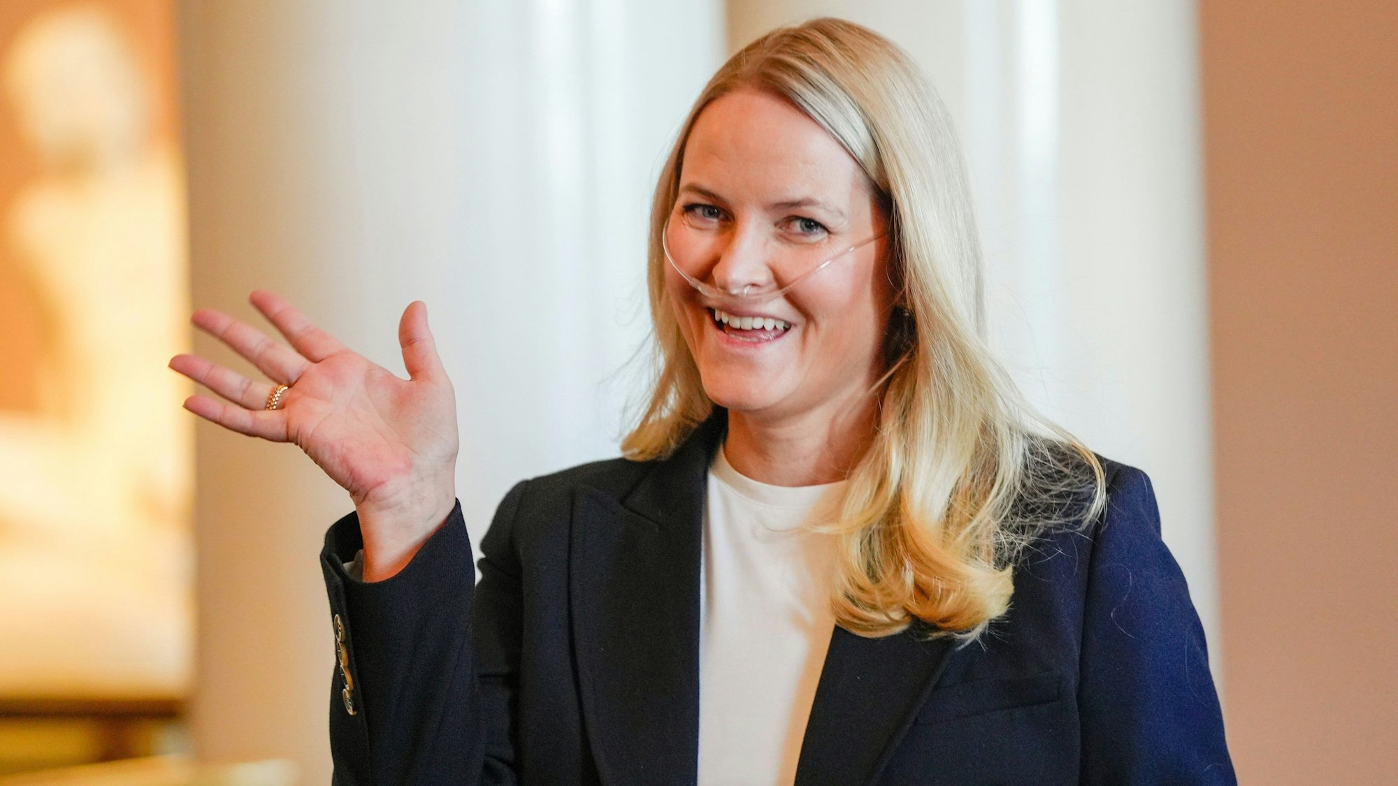 Die norwegische Kronprinzessin Mette-Marit winkt.