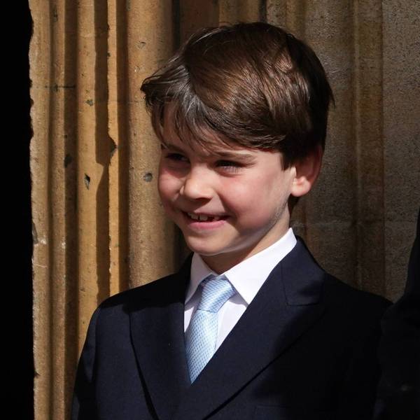 Prinz Louis lächelt.