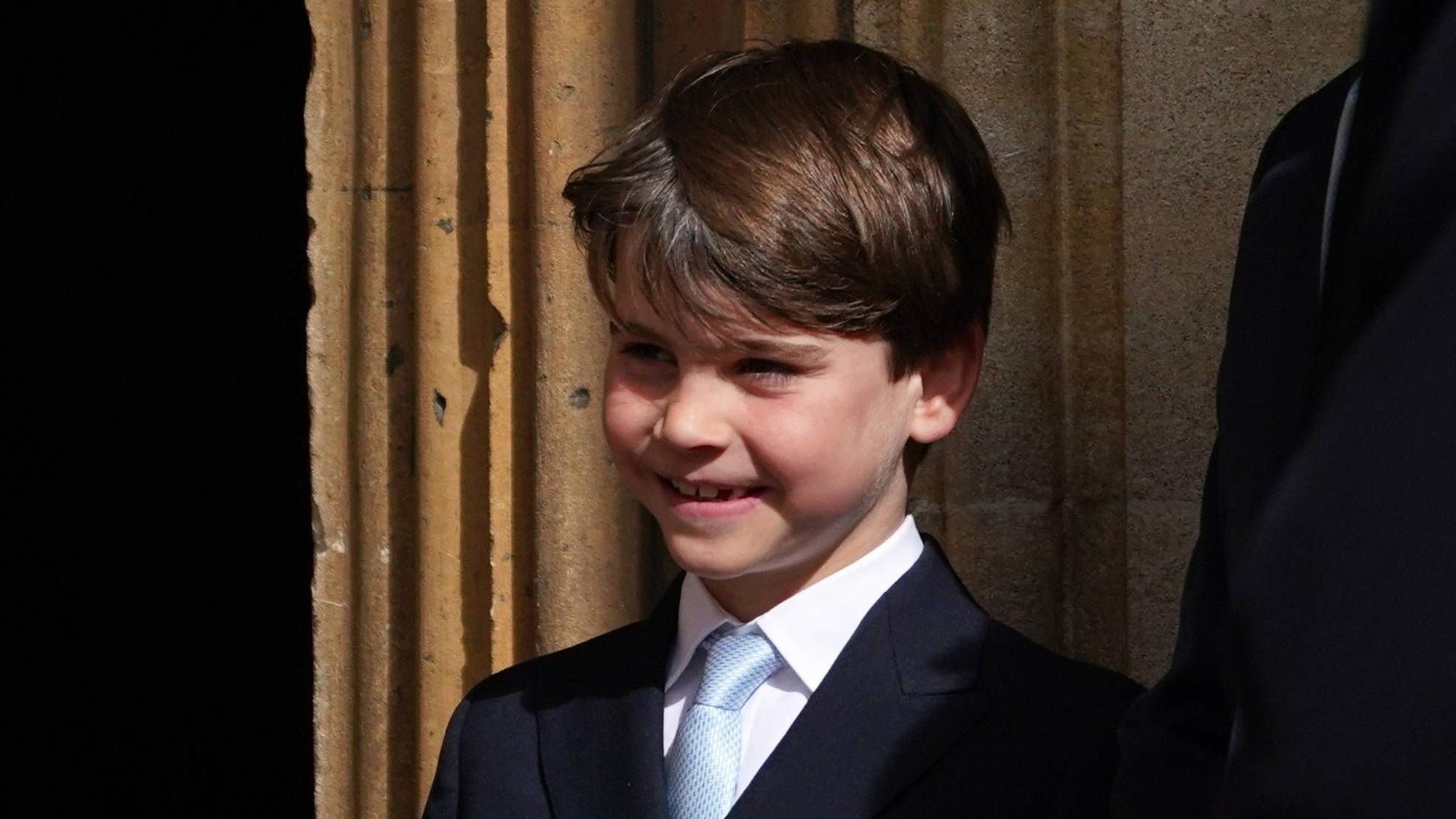 Prinz Louis strahlt vor dem Gottesdienst.