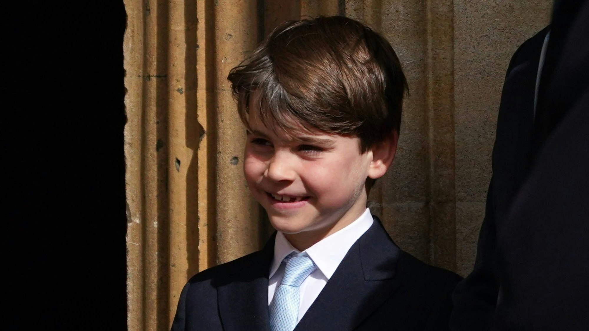 Prinz Louis strahlt vor dem Gottesdienst.
