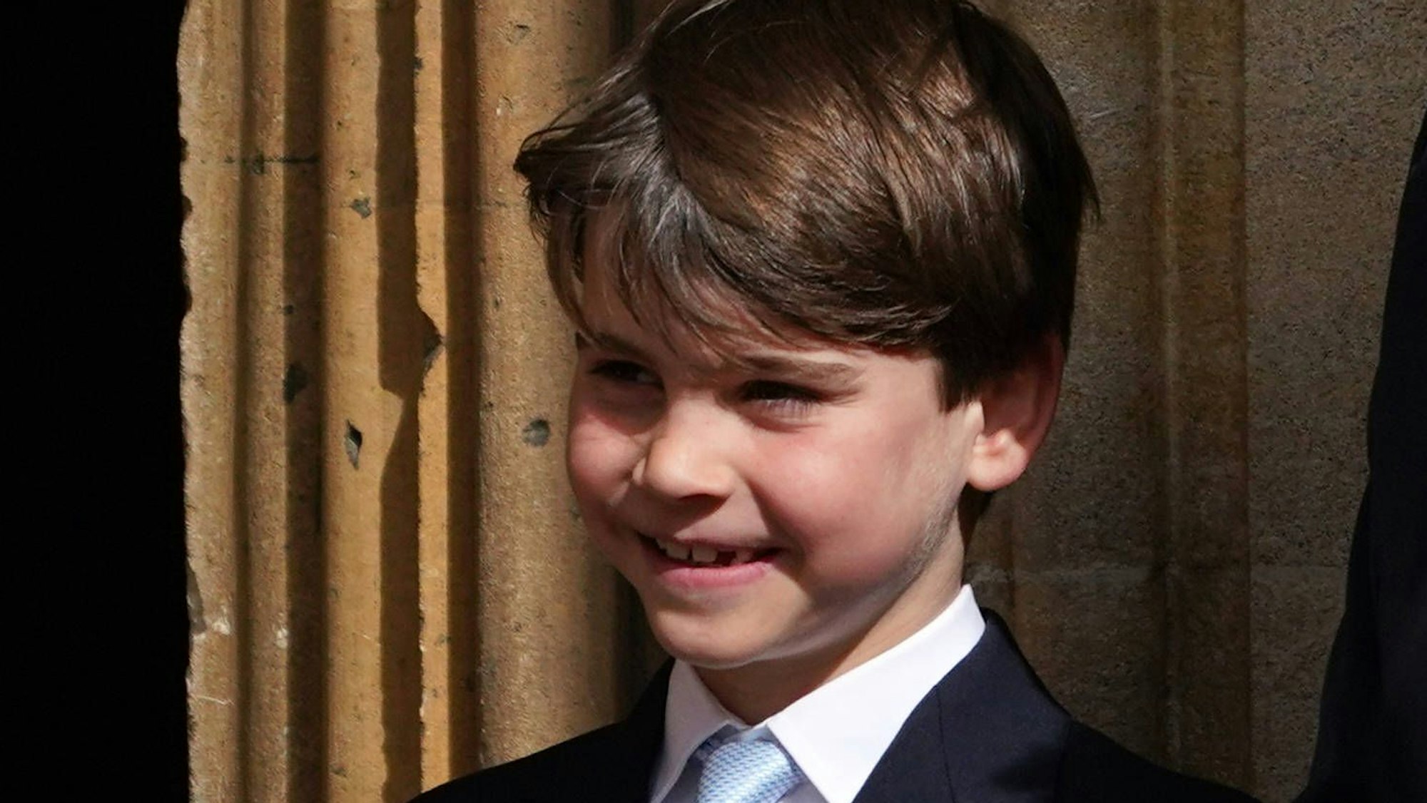 Prinz Louis lächelt.