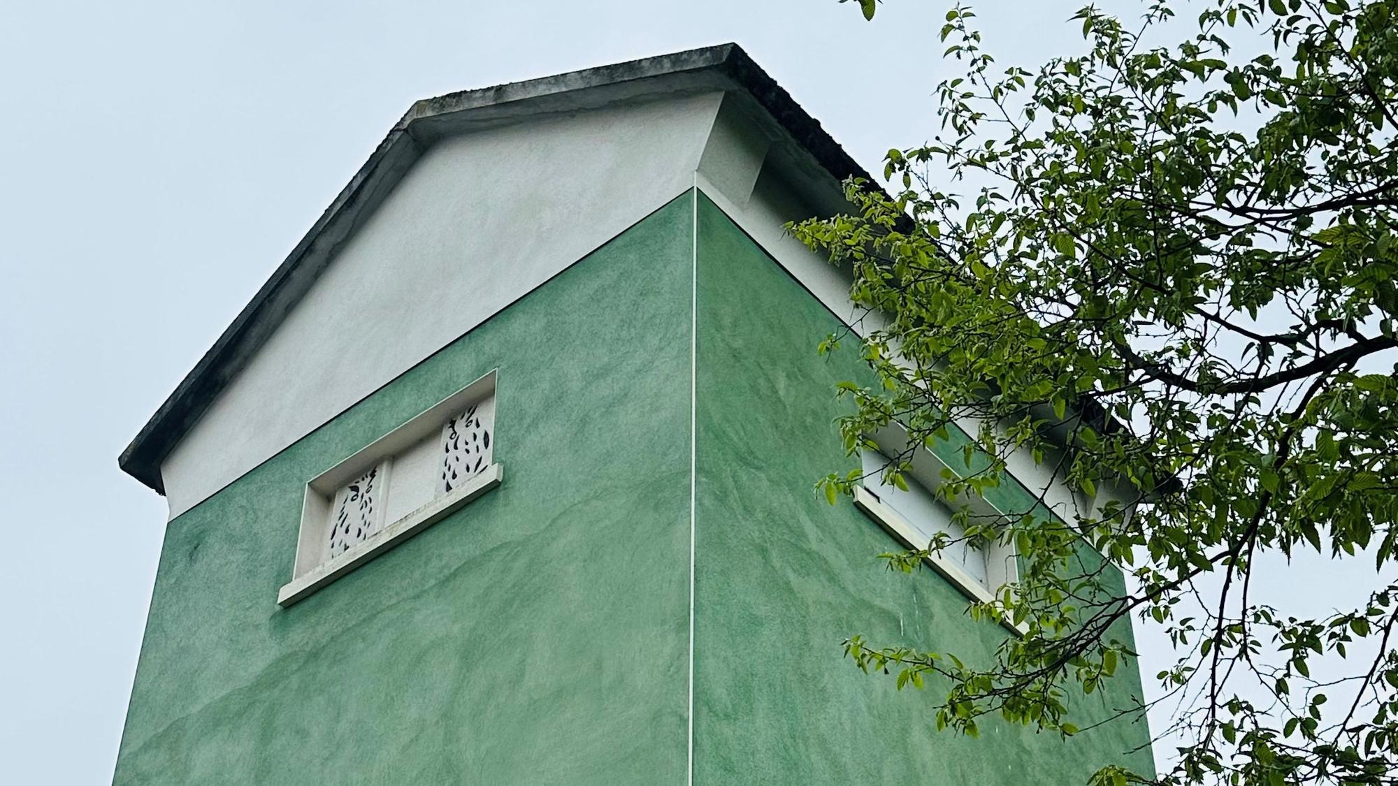 Das Bild zeigt einen grünen Turm.