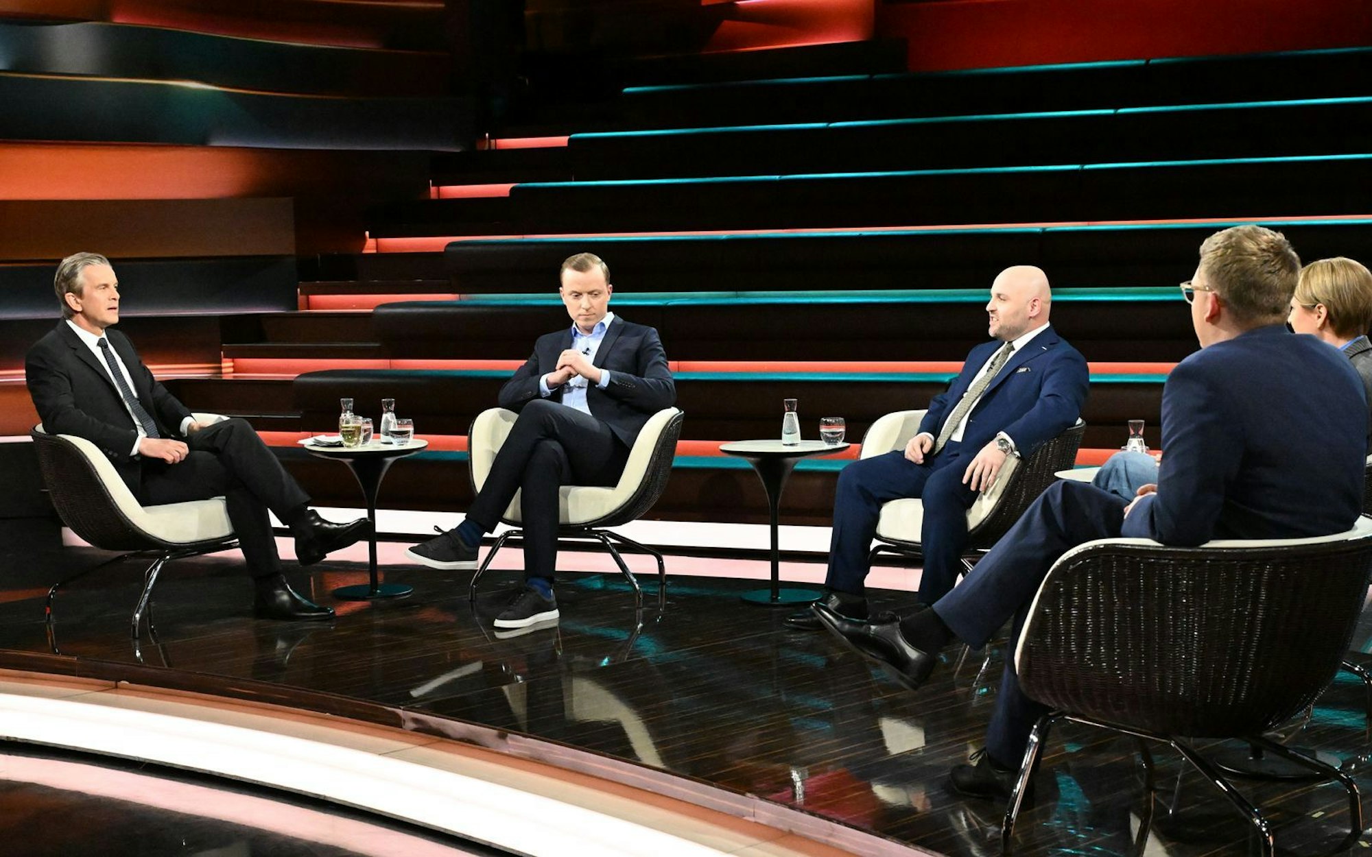 Bei „Markus Lanz“ debattierte der ZDF-Moderator (links) am Donnerstag mit seinen Gästen unter anderem über die Einschätzung der AfD zu den US-Angriffen auf den Iran sowie das Verhältnis der Partei zur Regierung von Donald Trump. (Bild: ZDF / Cornelia Lehmann)