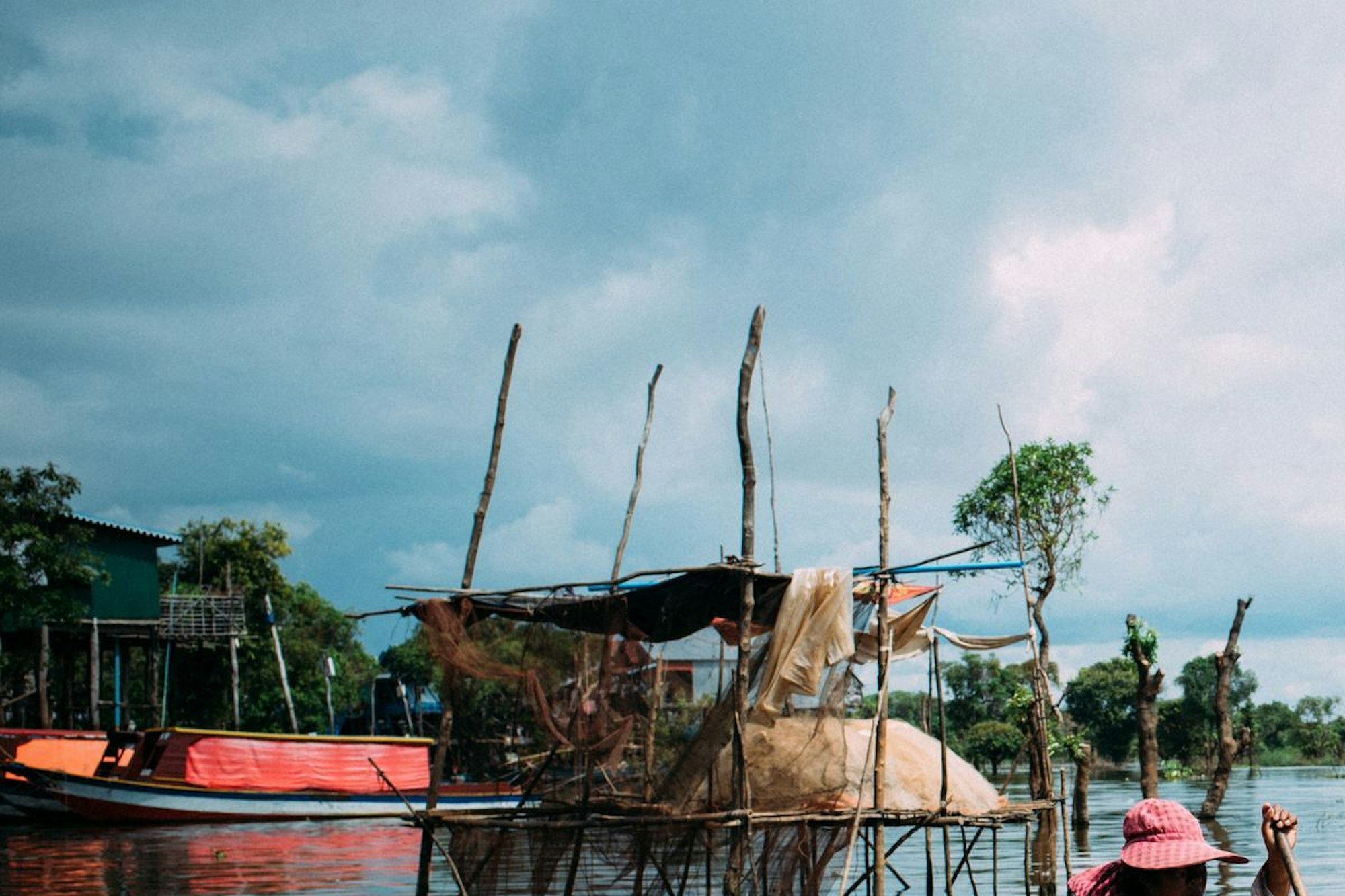 Dorfbewohner kehren vom Fischen zurück