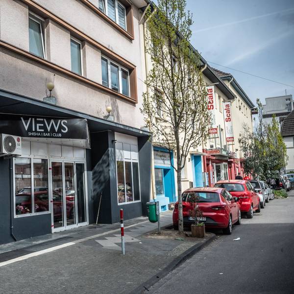 Nach dem Großeinsatz der Polizei in der Opladener Shisha-Bar „Views“ in der Nacht auf Ostermontag, 6. April, ermittelt die Polizei nach eigenen Angaben jetzt gegen 22 Angehörige einer stadtbekannten Leverkusener Großfamilie.