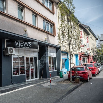 Nach dem Großeinsatz der Polizei in der Opladener Shisha-Bar „Views“ in der Nacht auf Ostermontag, 6. April, ermittelt die Polizei nach eigenen Angaben jetzt gegen 22 Angehörige einer stadtbekannten Leverkusener Großfamilie.