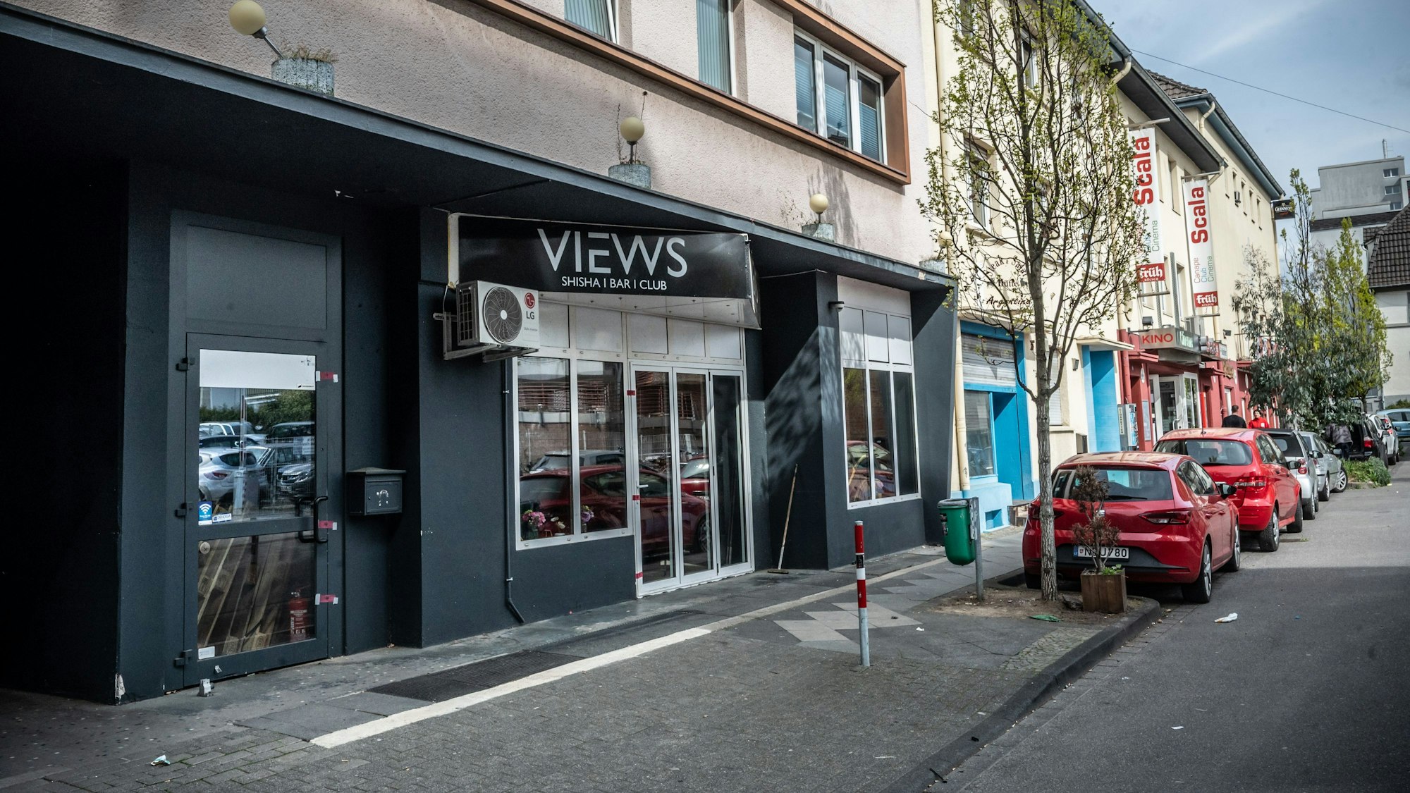 Nach dem Großeinsatz der Polizei in der Opladener Shisha-Bar „Views“ in der Nacht auf Ostermontag, 6. April, ermittelt die Polizei nach eigenen Angaben jetzt gegen 22 Angehörige einer stadtbekannten Leverkusener Großfamilie.