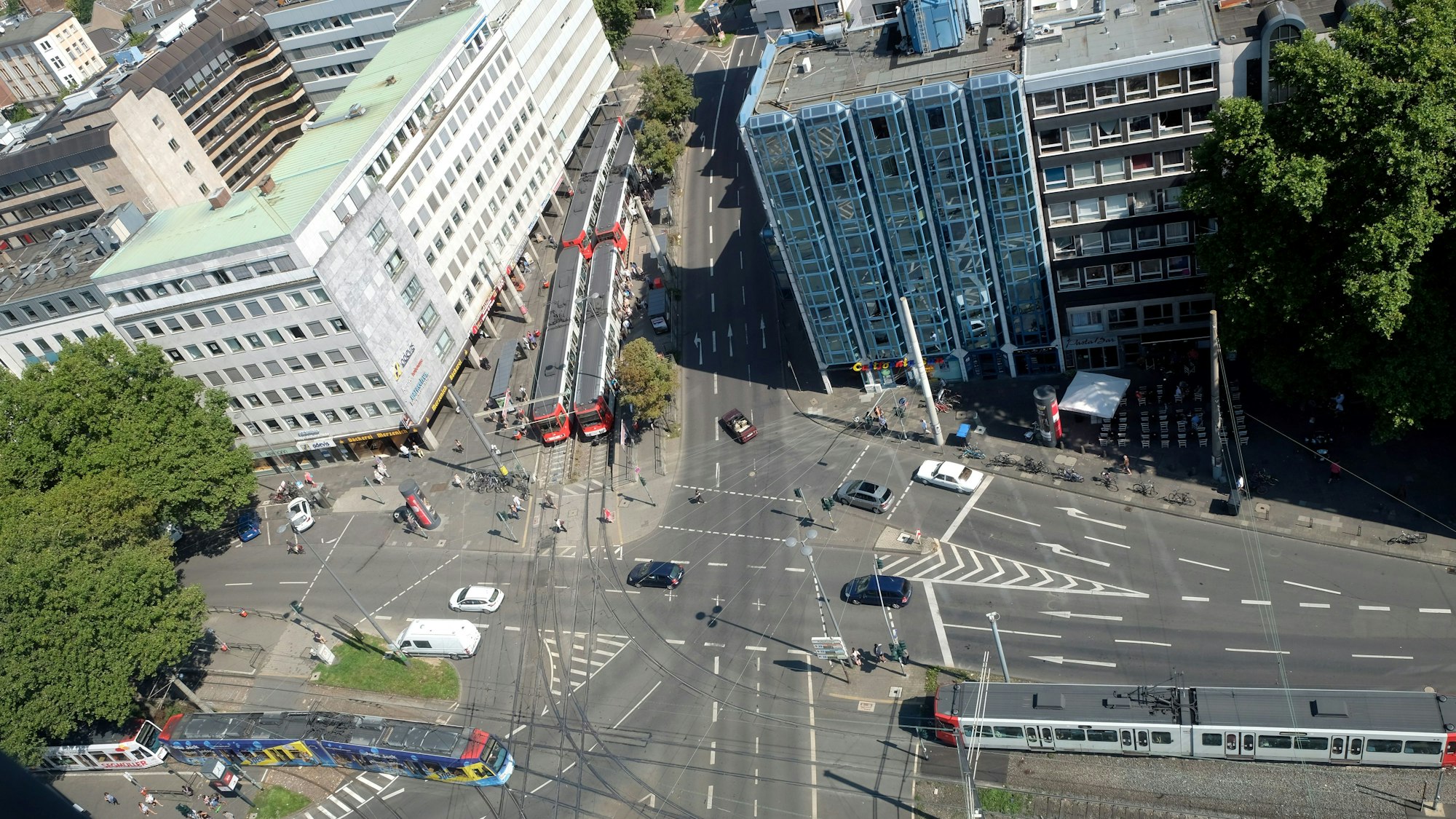 Die Haltestelle Barbarossaplatz von oben fotografiert.