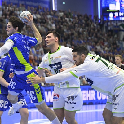 Ludvig Hallbäck hat zum Wurf angesetzt.