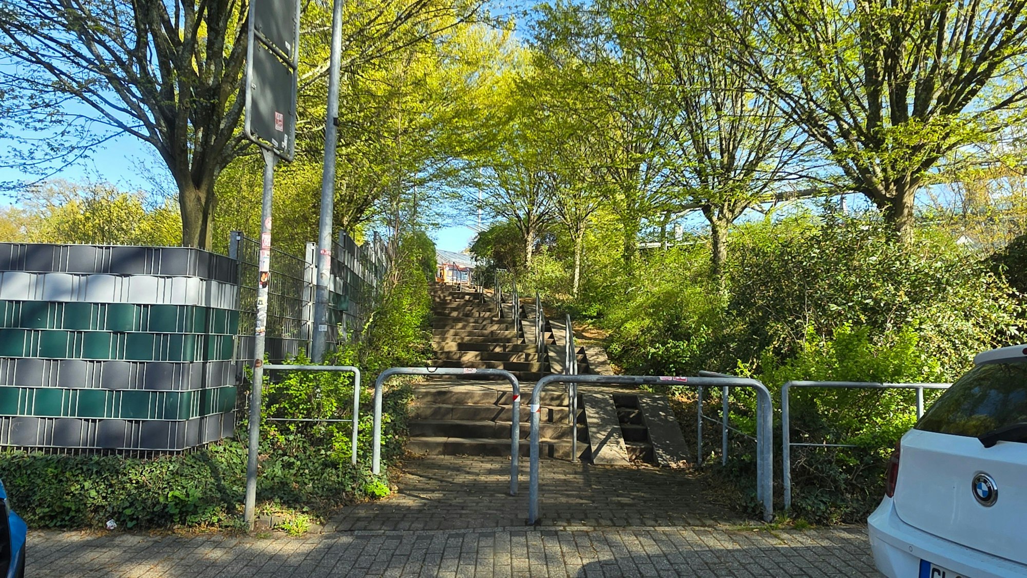 Dieser Weg führt von der Kauler Straße zum Busbahnhof hinauf.