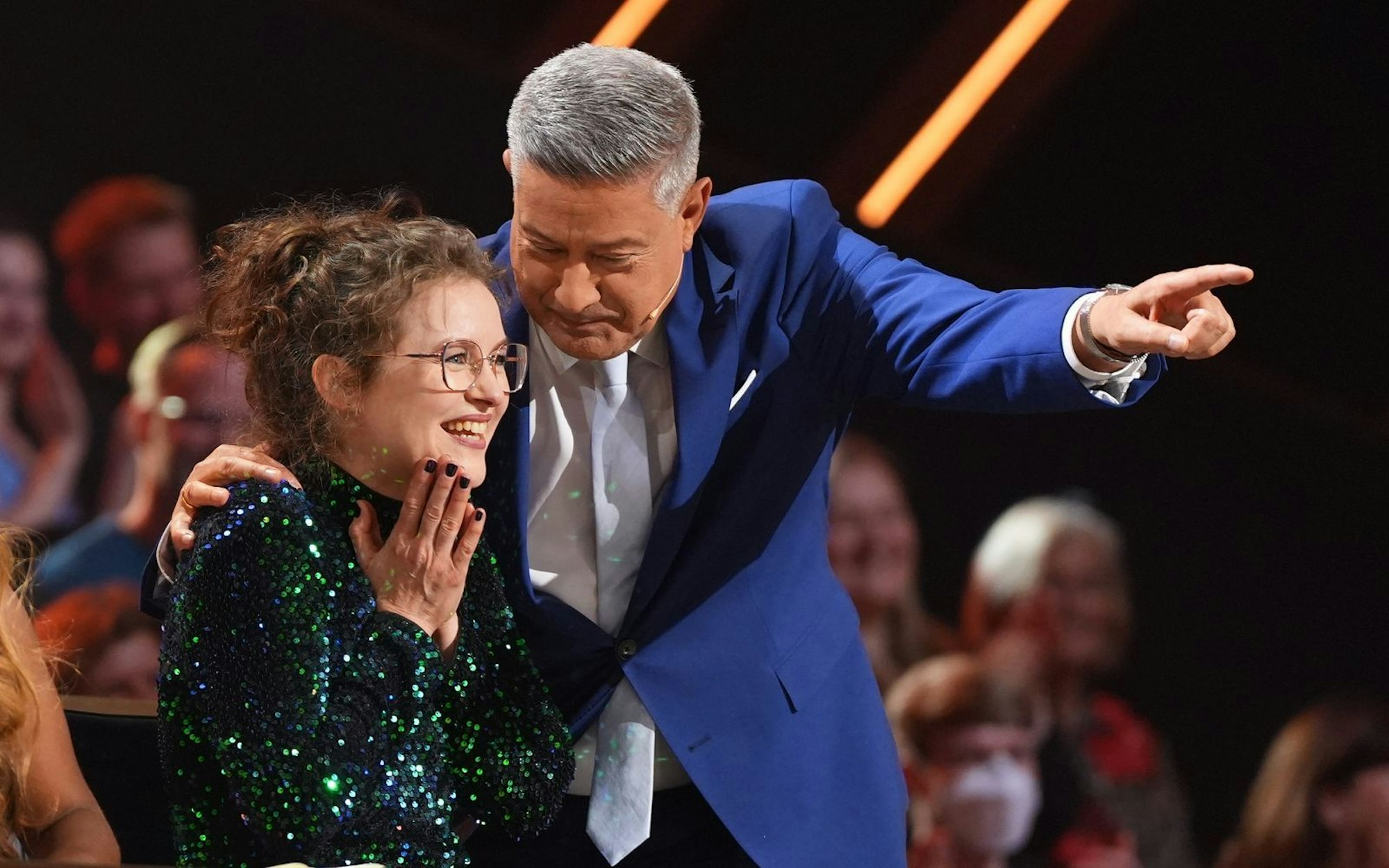 Premiere bei „Let's Dance“: Nach einem frechen Kommentar durfte eine Zuschauerin am Jurypult Platz nehmen. (Bild: RTL / Stefan Gregorowius)